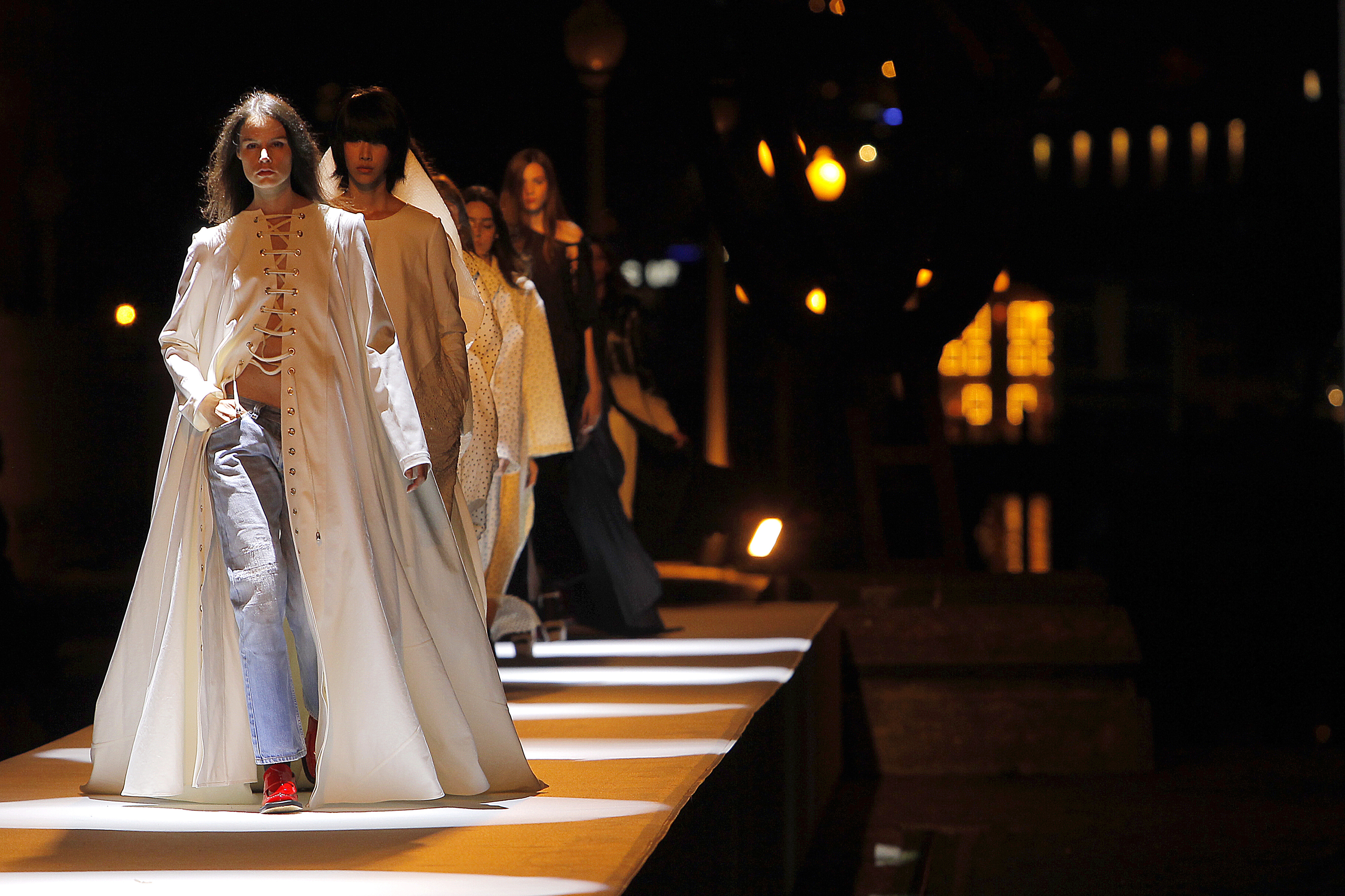 As peças arrojadas e misteriosas com que a dupla Alves Gonçalves fechou o Portugal Fashion