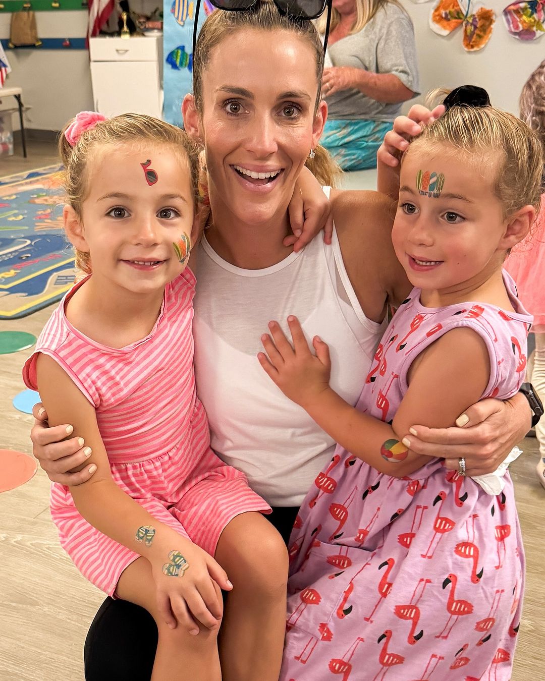 Mãe de gémeas só recebeu convite para festa para uma das crianças. Saiba como resolveu o problema