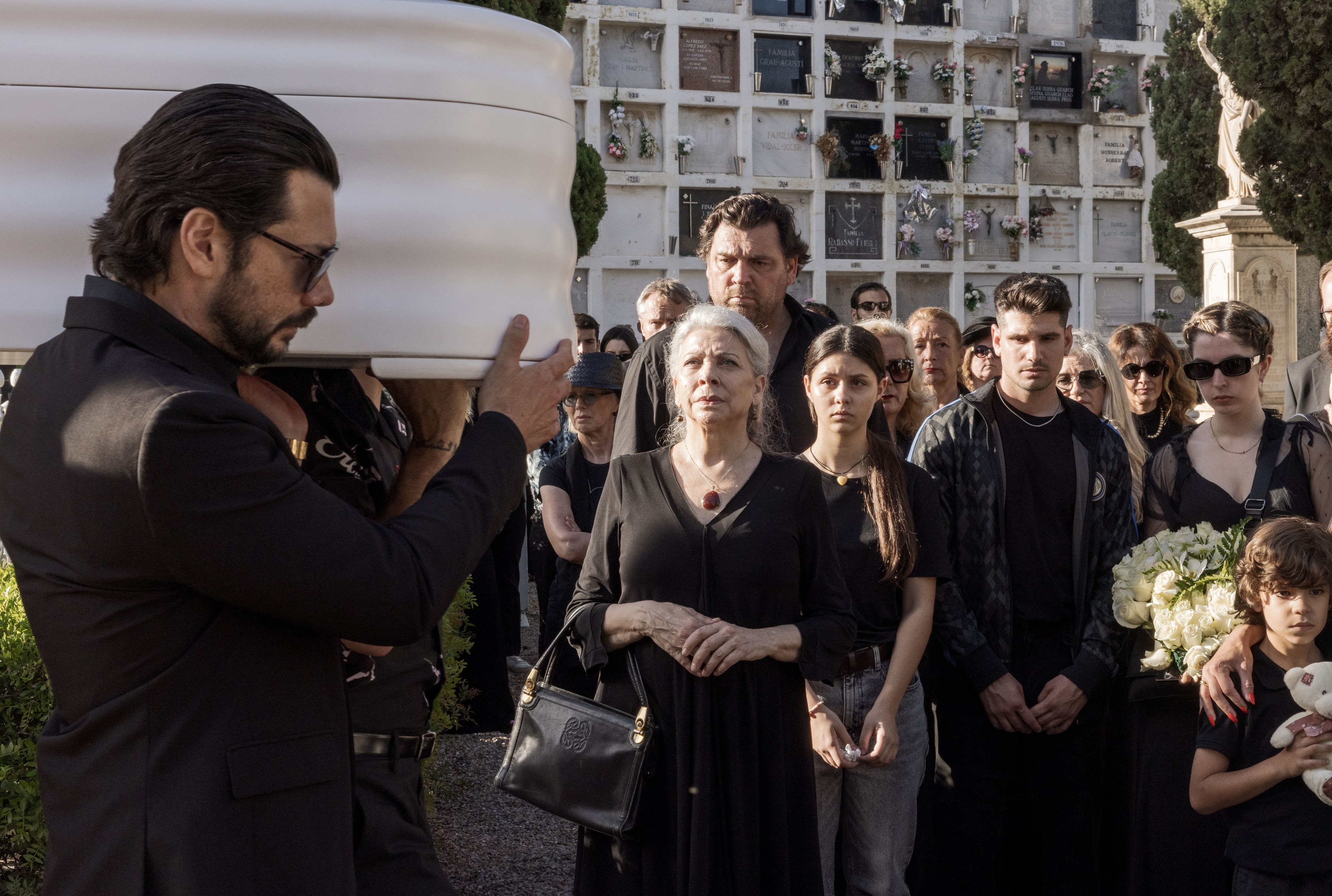 “Duas Campas” é o novo thriller eletrizante da Netflix que promete dar que falar (com um elenco bem conhecido)