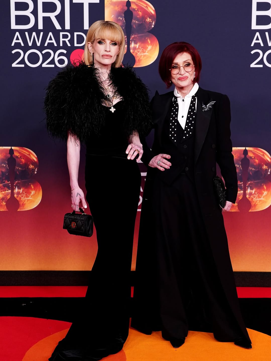 Visivelmente mais magra, Kelly Osbourne reage a críticas sobre a sua aparência. Veja as fotos