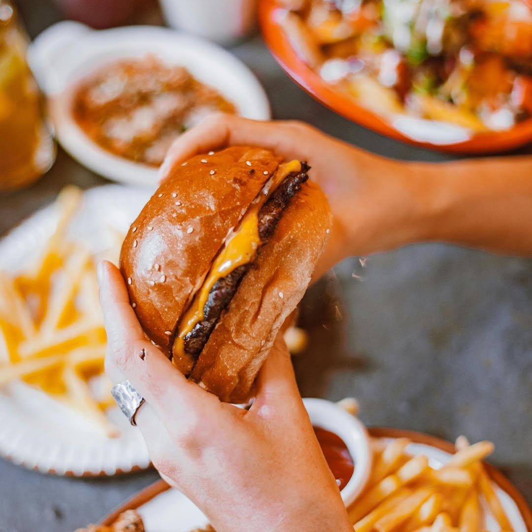 Fica esfomeado quando sai à noite? Esta hamburgueria serve autênticos pecados até altas horas
