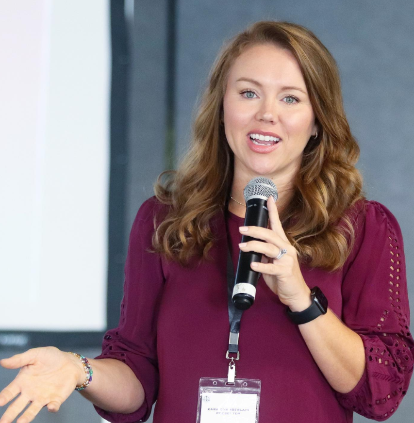 Kara foi sequestrada por um serial killer. Conseguiu fugir e ainda ajudou a apanhá-lo