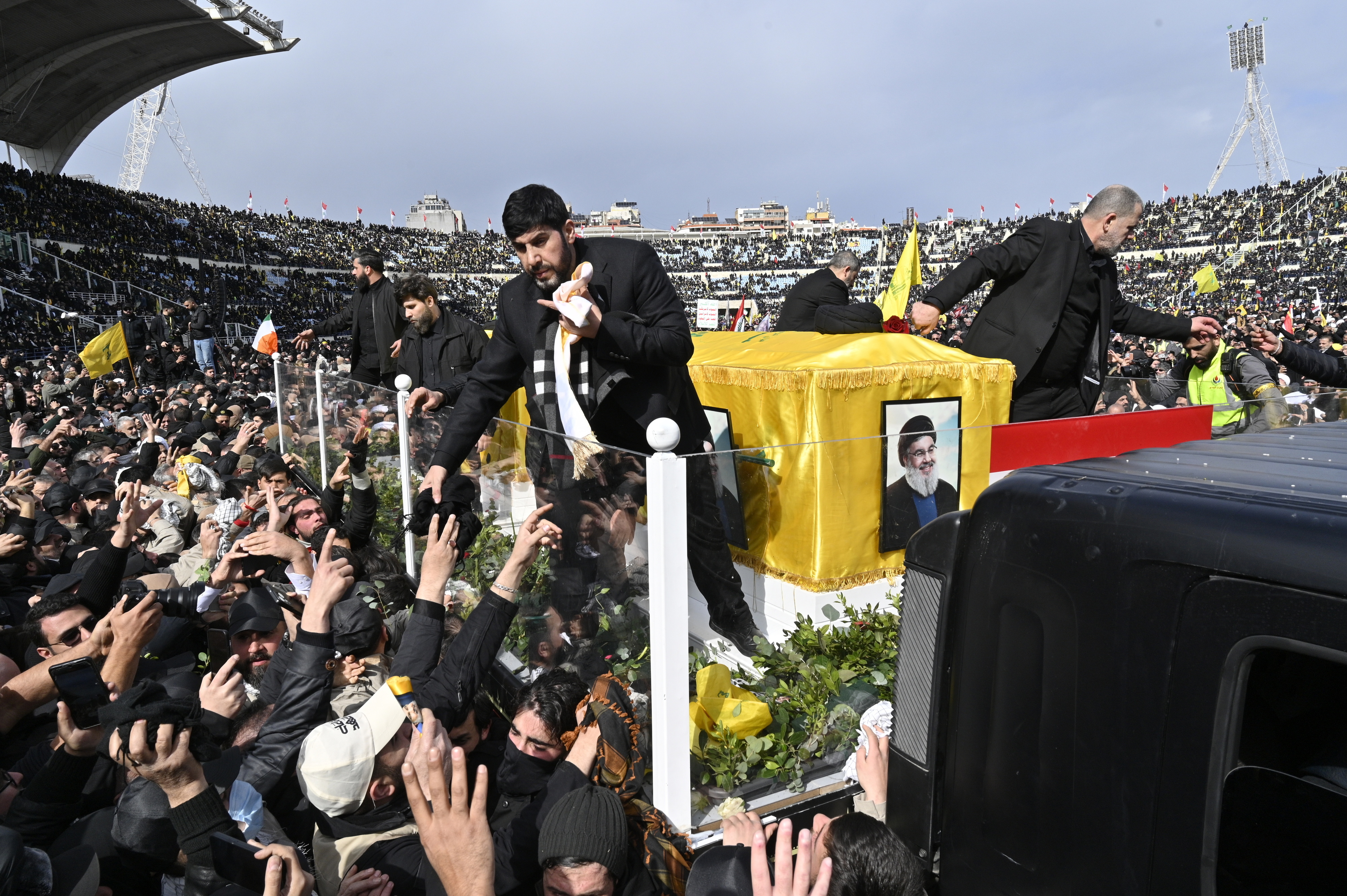 "Uma mensagem clara a qualquer um que ameace destruir Israel". Aviões israelitas sobrevoam Beirute durante funeral de líderes do Hezbollah