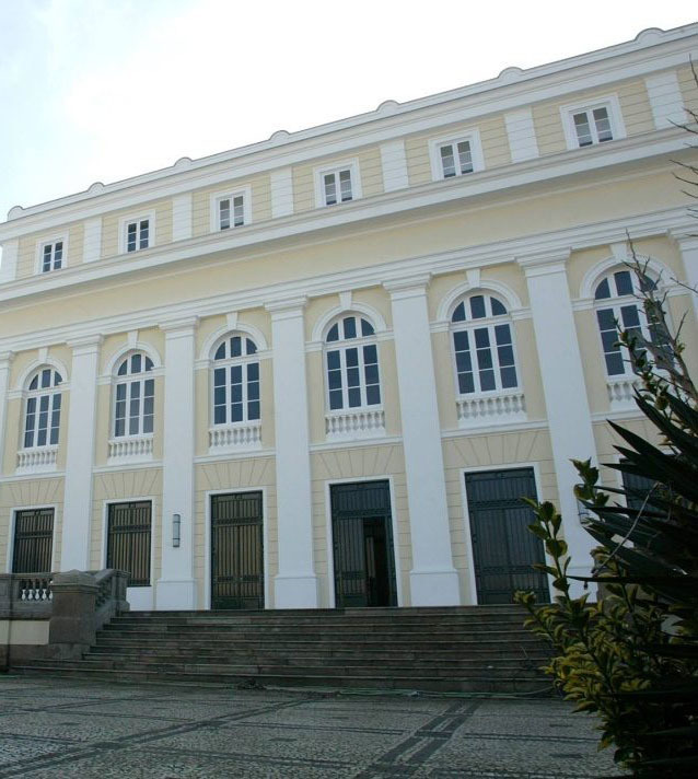 Professor recusa entregar exame a estudante de Direito por estar “muito destapada”