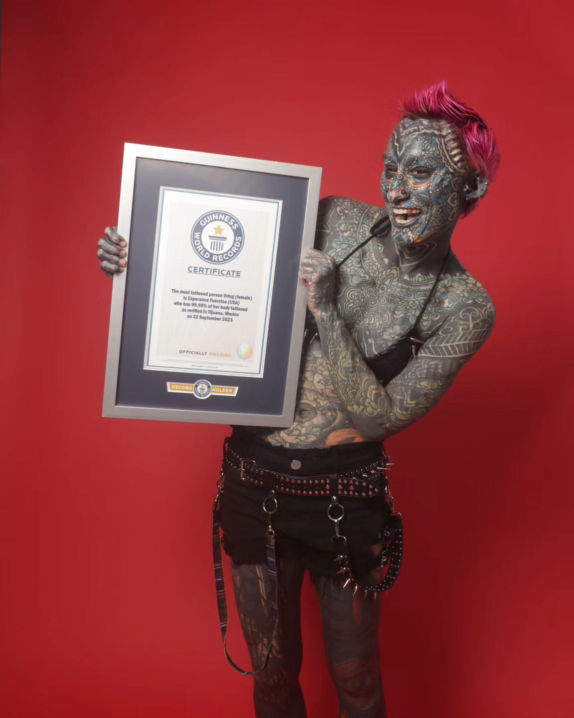 Esta mulher entrou para o livro do Guiness por ter mais de 99% do corpo tatuado — e ainda não está satisfeita. Veja as fotos