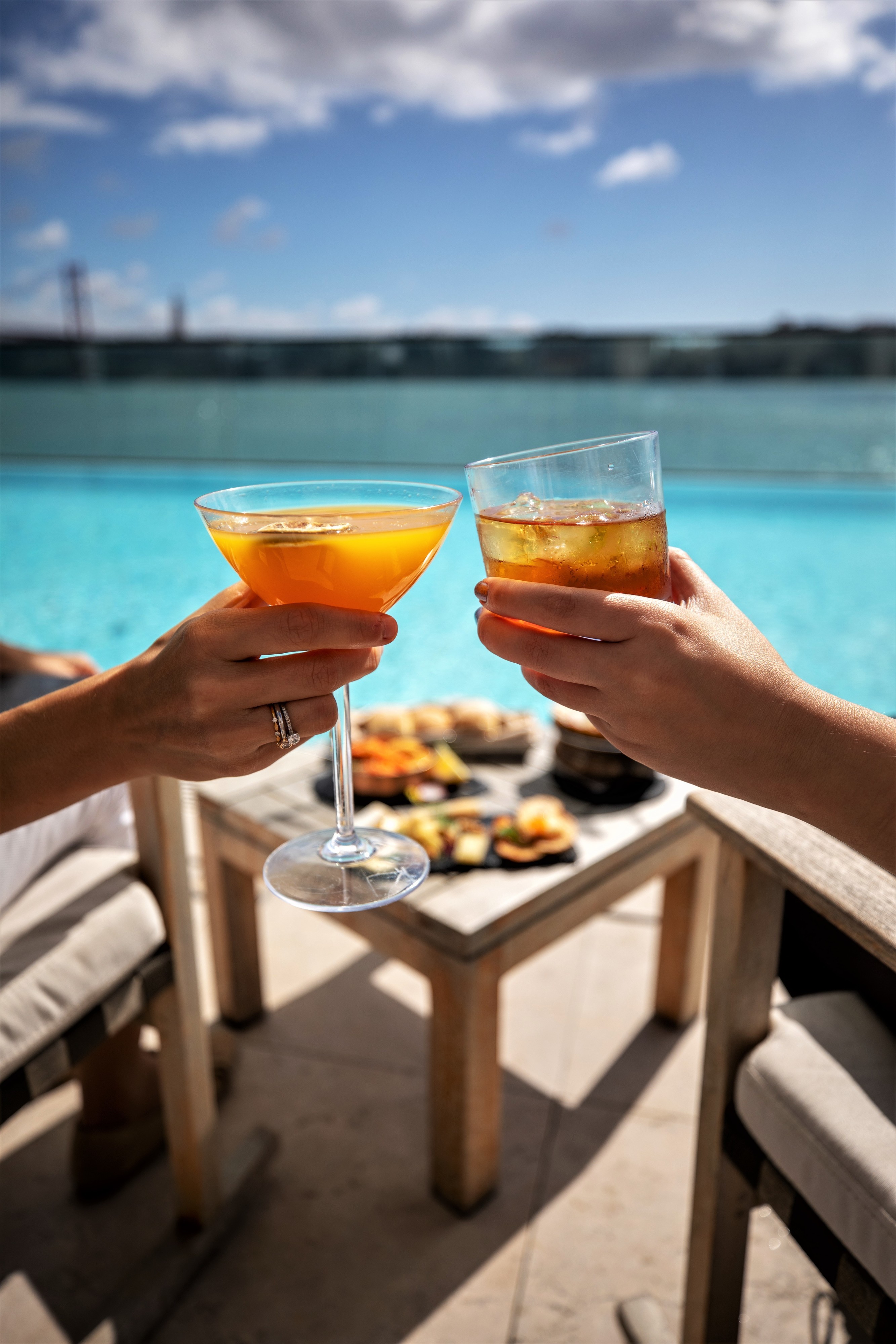 Lounge com piscina infinita em cima do Tejo reabre a 31 de julho e tem novos cocktails