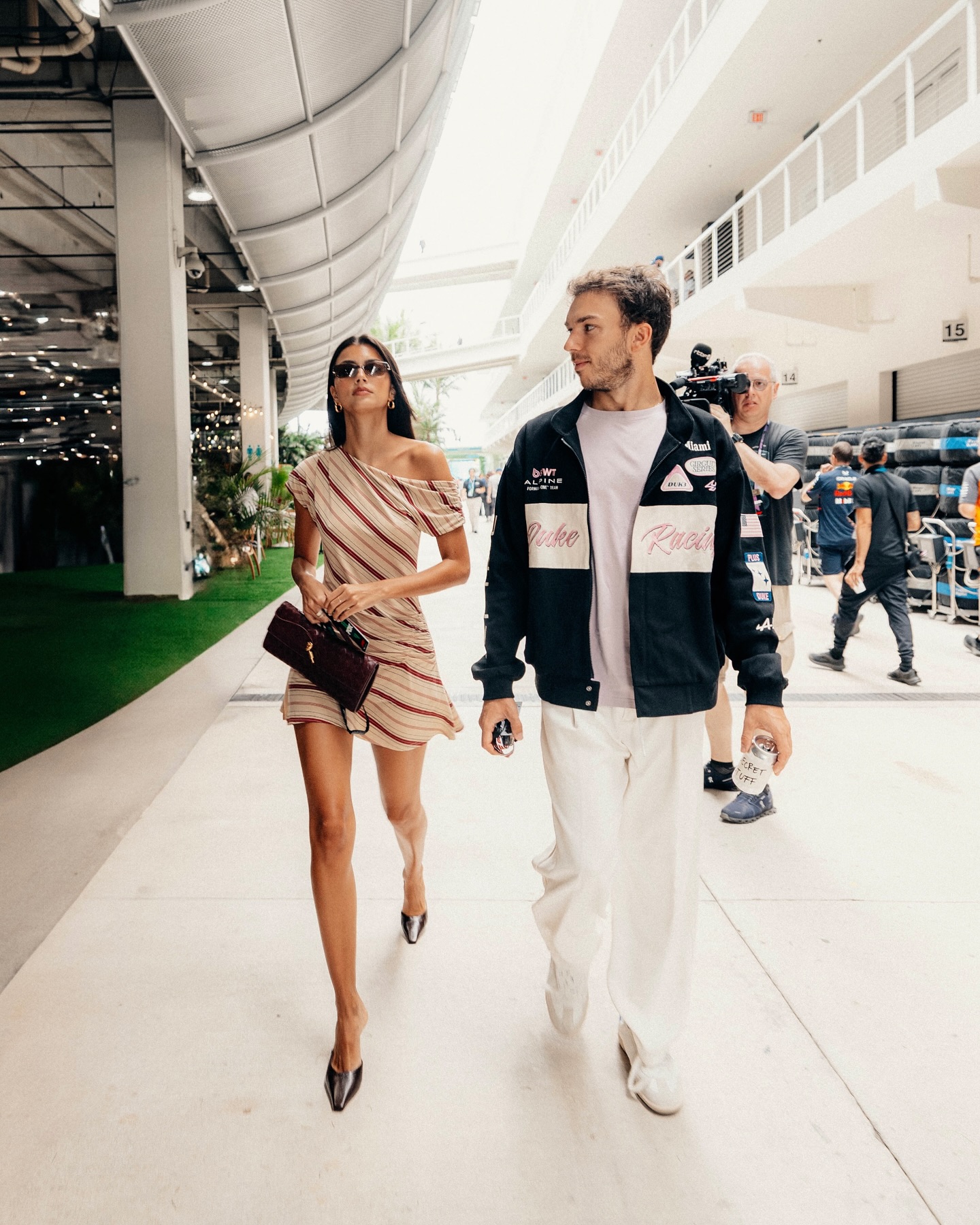 Adoramos o vestido que Kika Cerqueira Gomes usou em Miami com Pierre Gasly (mas está a esgotar)