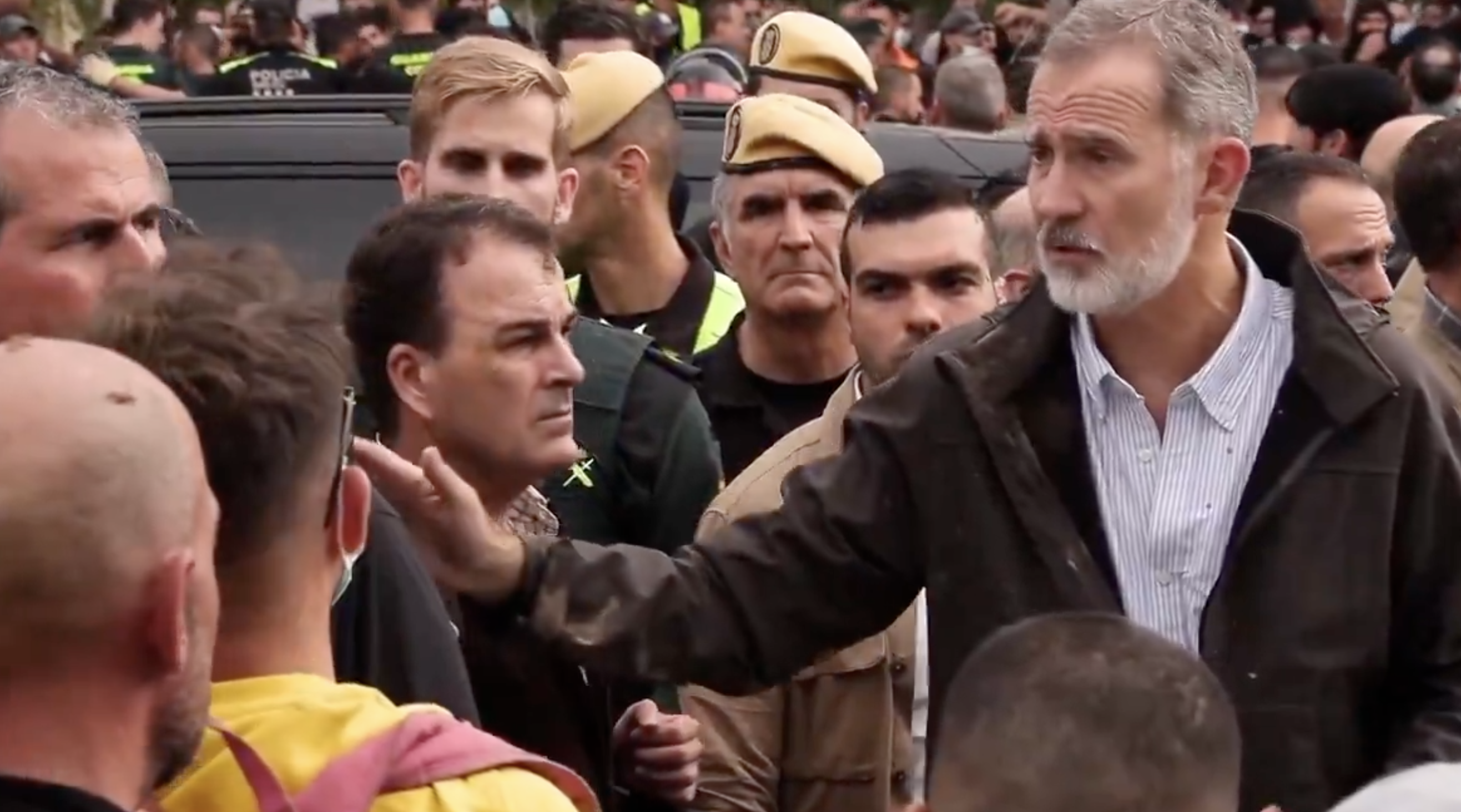 Veja o vídeo de Felipe VI a ser atingido por lama. Valência recebe reis de Espanha com desagrado