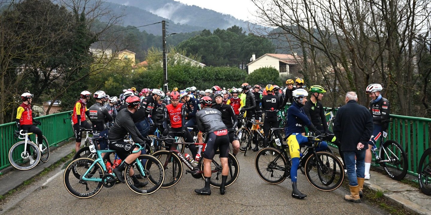 Oito equipas de ciclismo abandonam Etoile de Bessèges evocando motivos de segurança