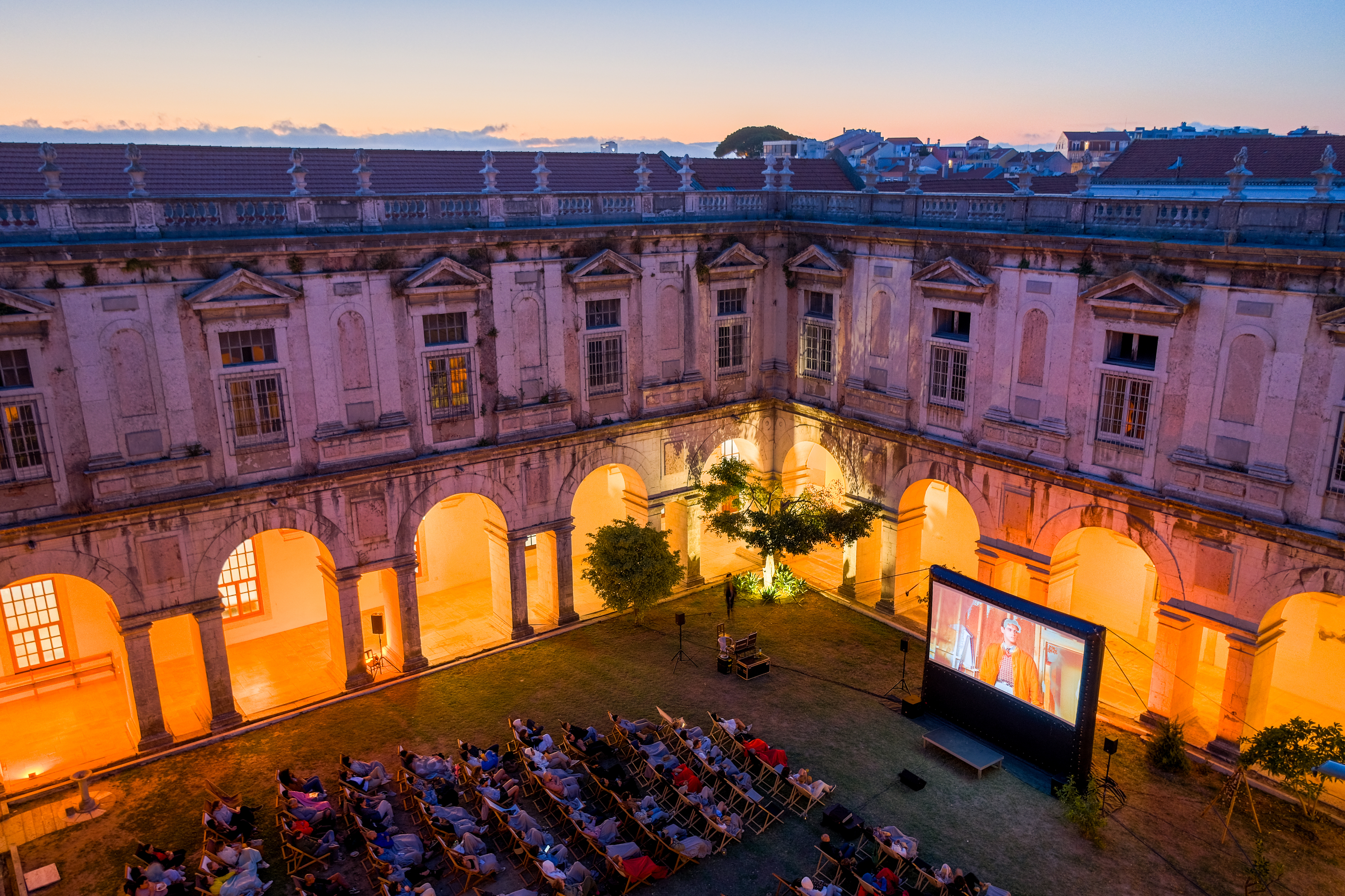 Ainda pode ver um filme debaixo das estrelas. Saiba o que está em cartaz no Black Cat Cinema (e quanto custa)