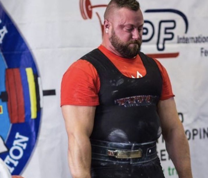 Homem com barba identifica-se como mulher e bate recorde em competição feminina de halterofilismo