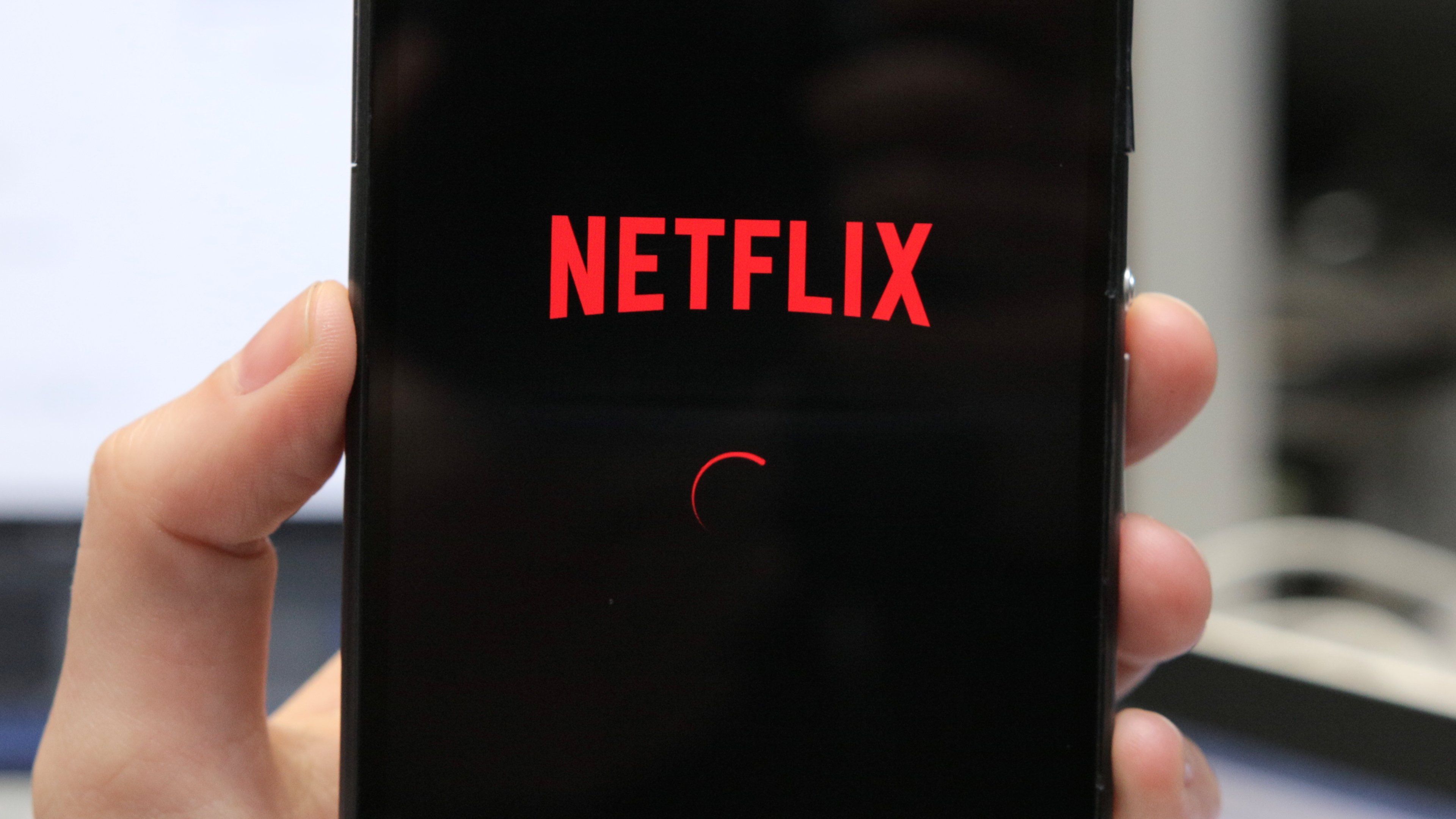 Netflix estreia download automático de novos episódios para ver sem internet
