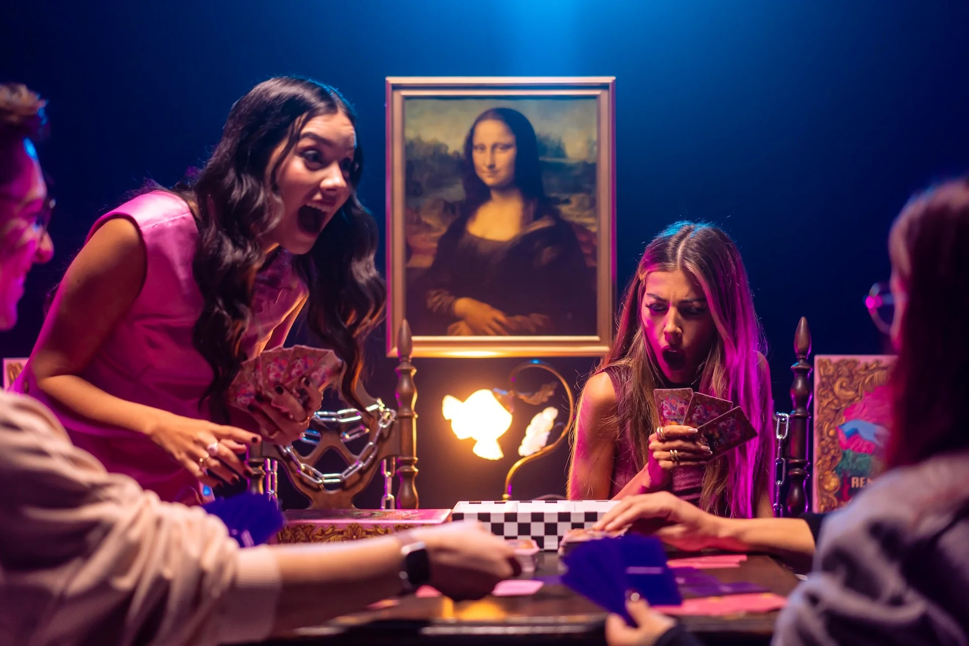 Mariana Bossy e Mafalda Creative lançam jogo de cartas para “renascer” a carreira de famosos