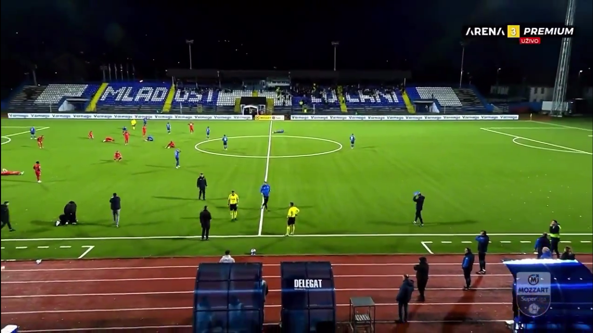 Choque. Treinador morre durante partida e jogadores reagem em direto. Veja o vídeo