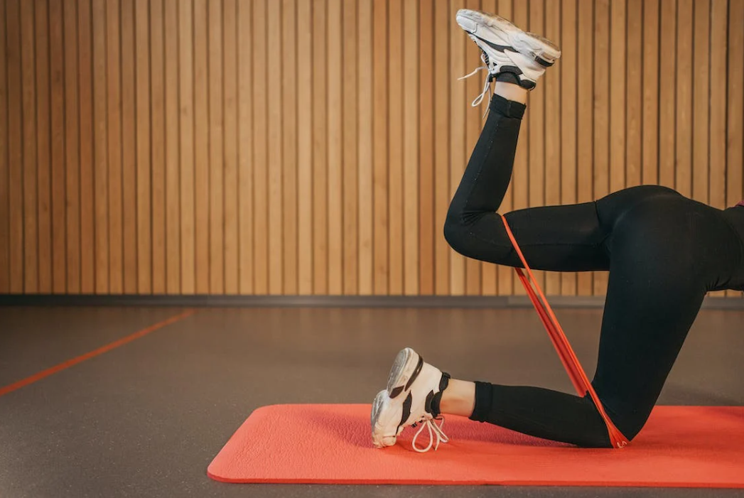 5 treinos com bandas de resistência para sentir os músculos a arder