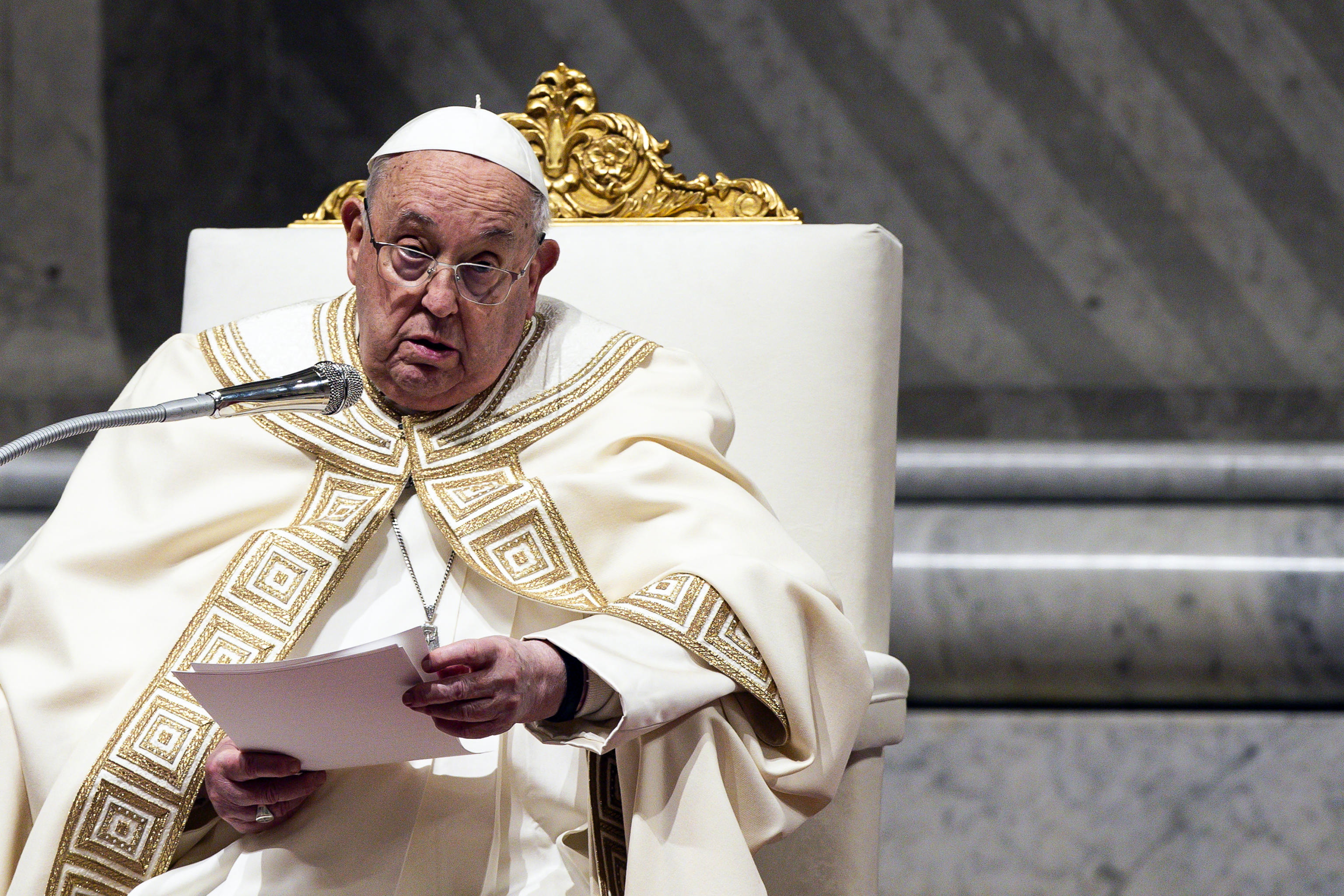 Papa Francisco tem uma "ligeira febre" e já iniciou o tratamento