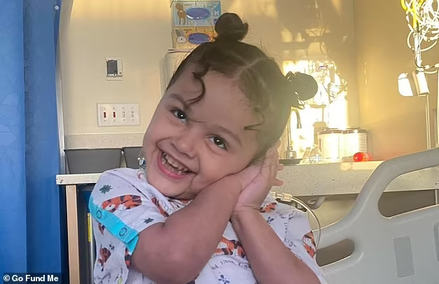 Criança com doença rara pode morrer em poucos dias após ordem de deportação dos EUA