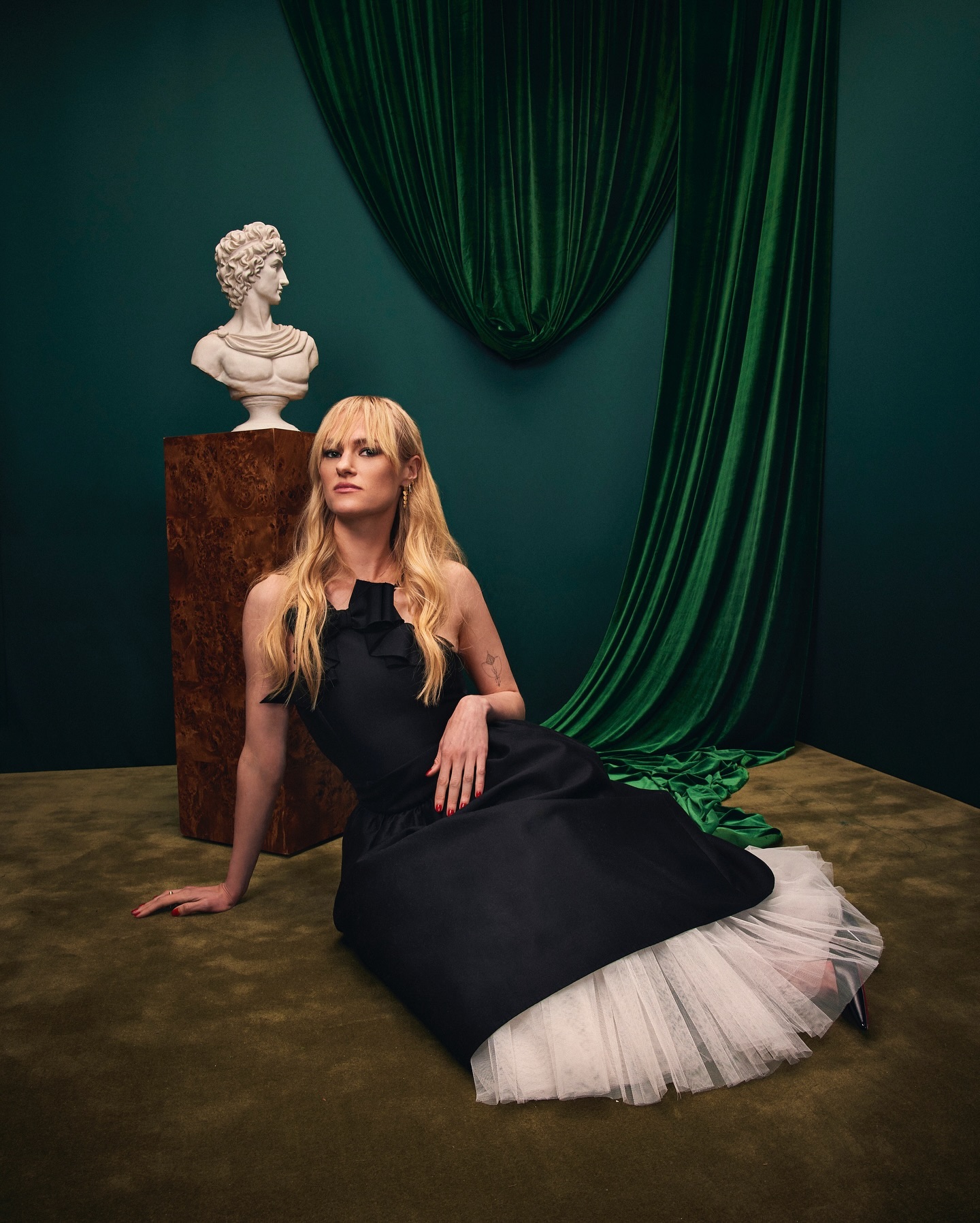 Atriz de “Bridgerton” revela estar apaixonada por uma mulher. “E tenho orgulho nisso!”