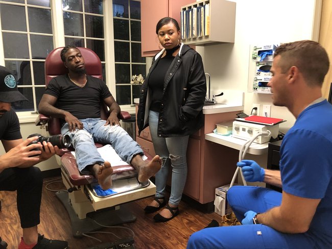 “My Feet Are Killing Me”. “Tratámos pessoas com seis dedos, pessoas que não olharam para os pés durante três anos”