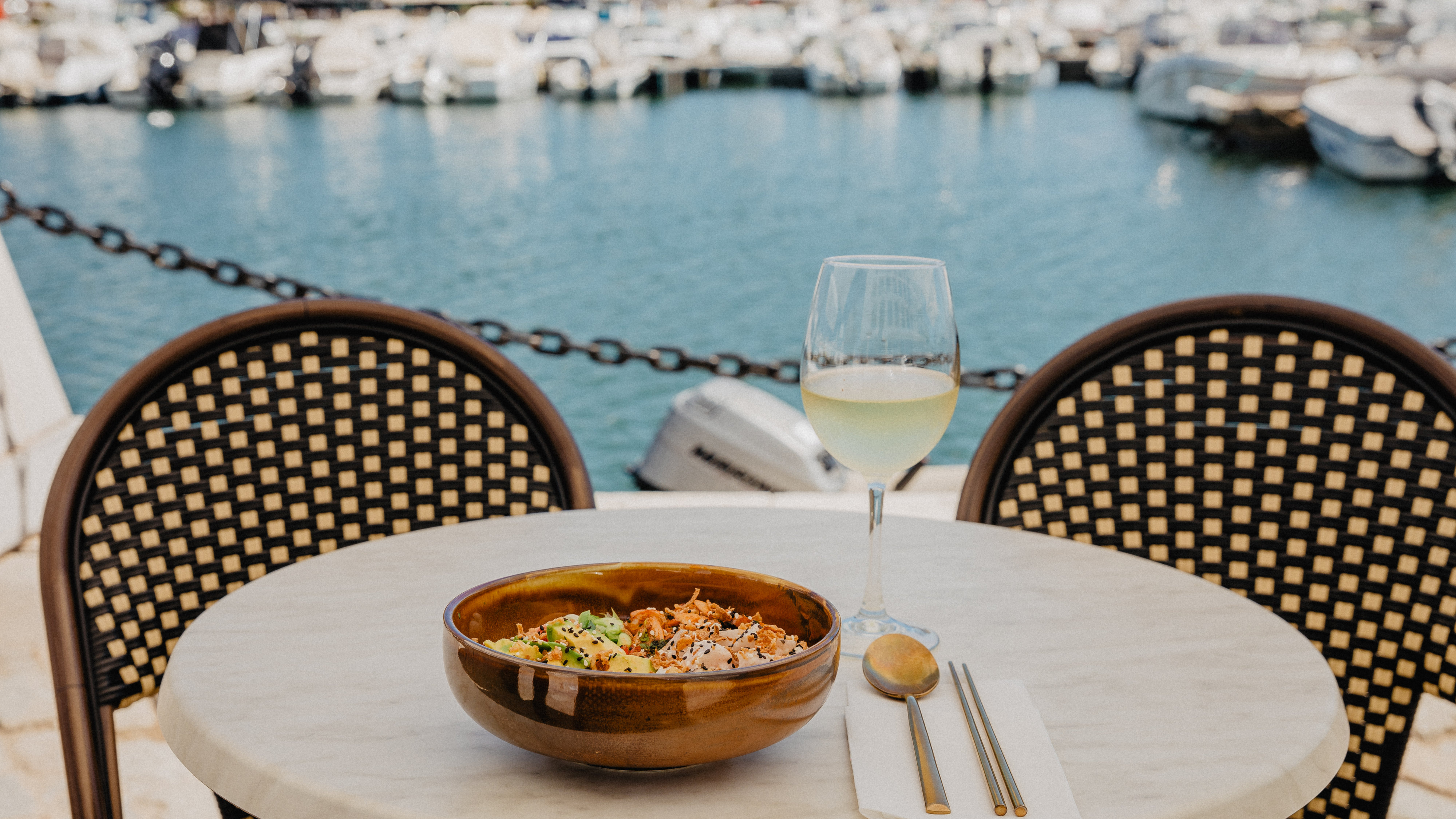 Adão. Pokés, Ceviches, Cocktails e uma vista incrível. Conheça o novo bar da doca de Faro