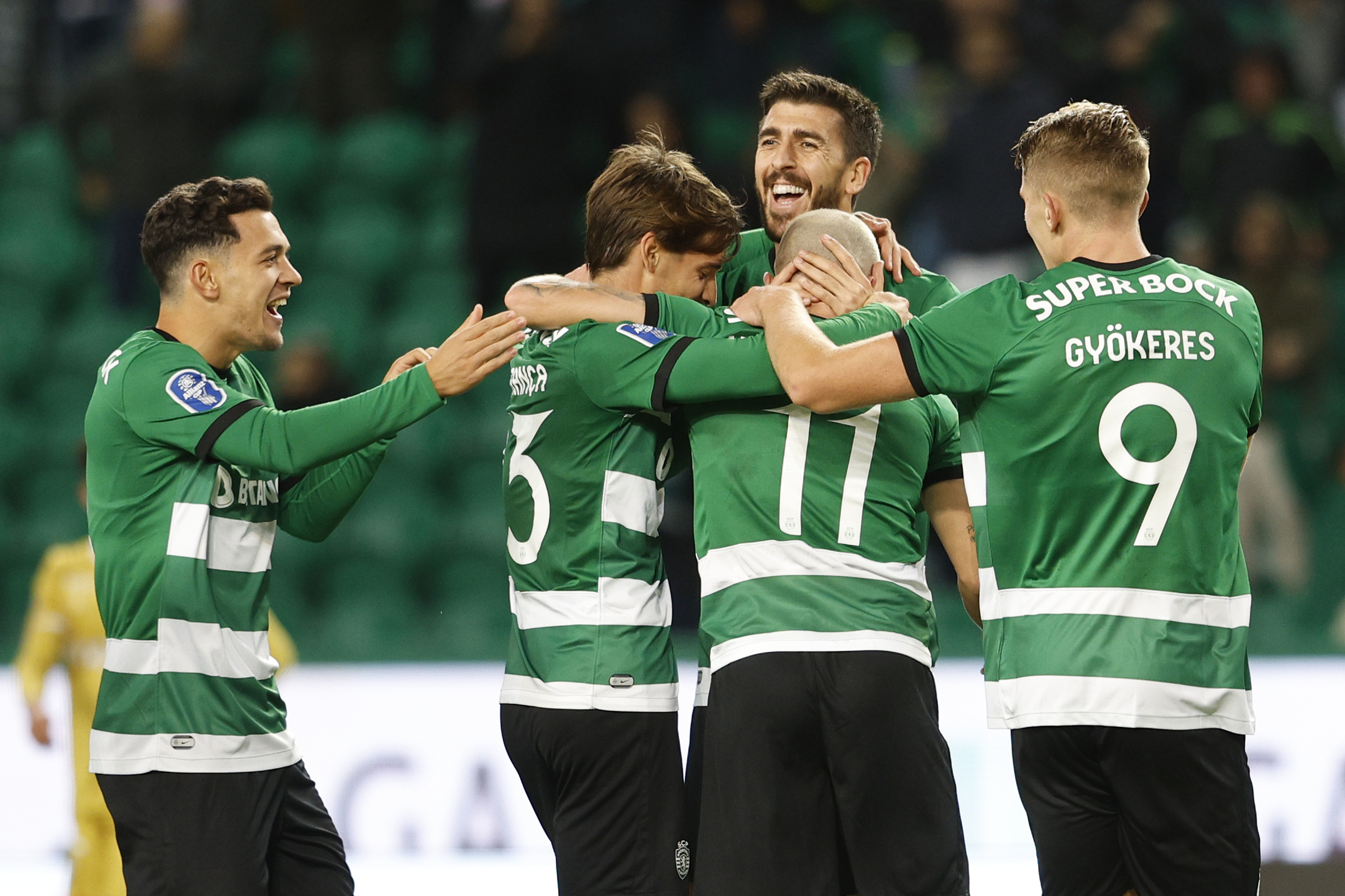 Hat-trick de Gyokeres derrete gelo. Sporting vence Farense e fica