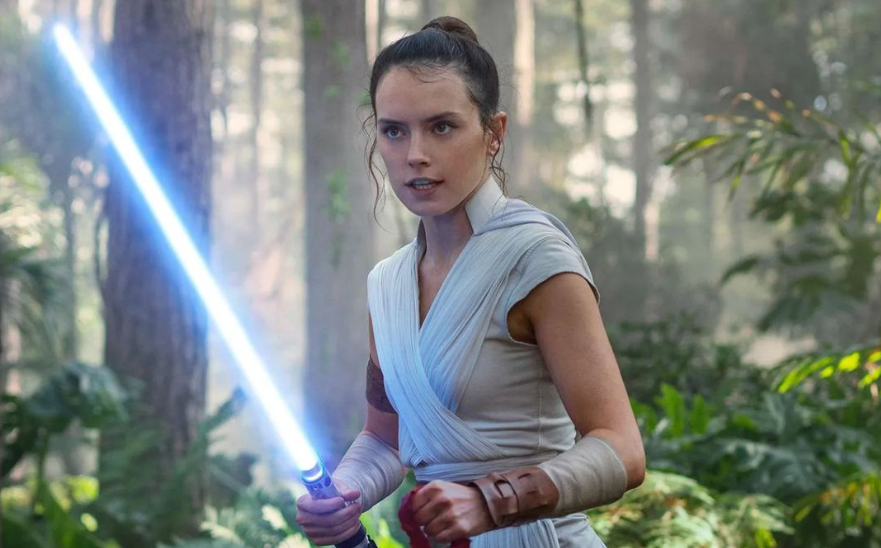 Alerta, fãs de “Star Wars”. Vêm aí três novos filmes da saga (e Daisy Ridley está de volta no papel de Rey)