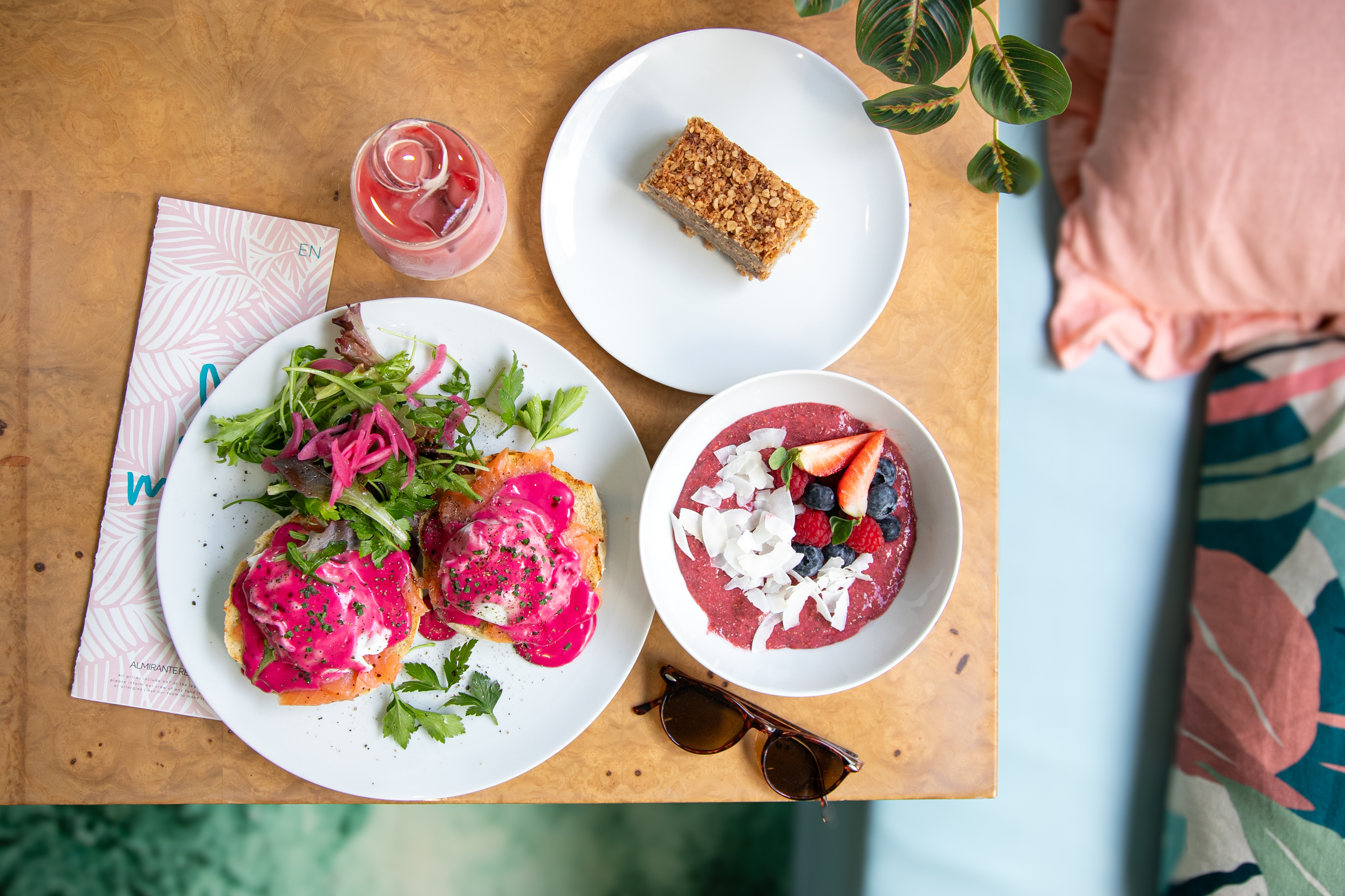 Este novo café em Lisboa tem panquecas, bowls e hambúrgueres durante o dia todo