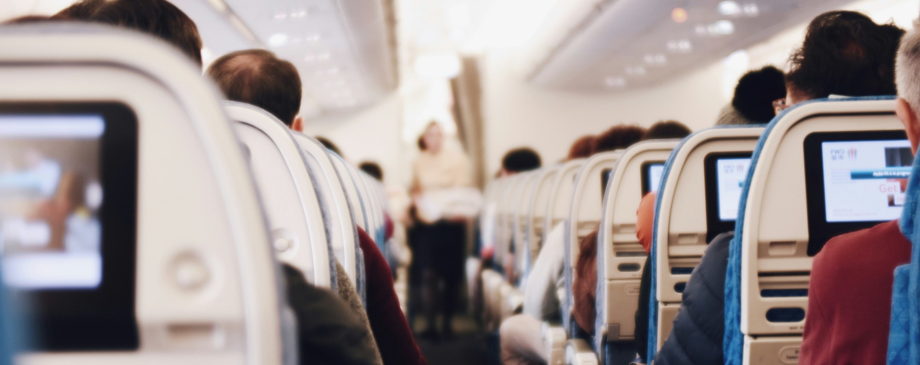 Quais são os comportamentos que mais irritam os portugueses durante uma viagem de avião?