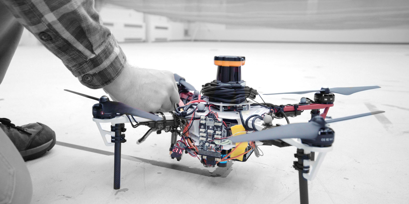 Nesta nova escola digital, vai poder aprender a fazer podcasts com Nuno Markl