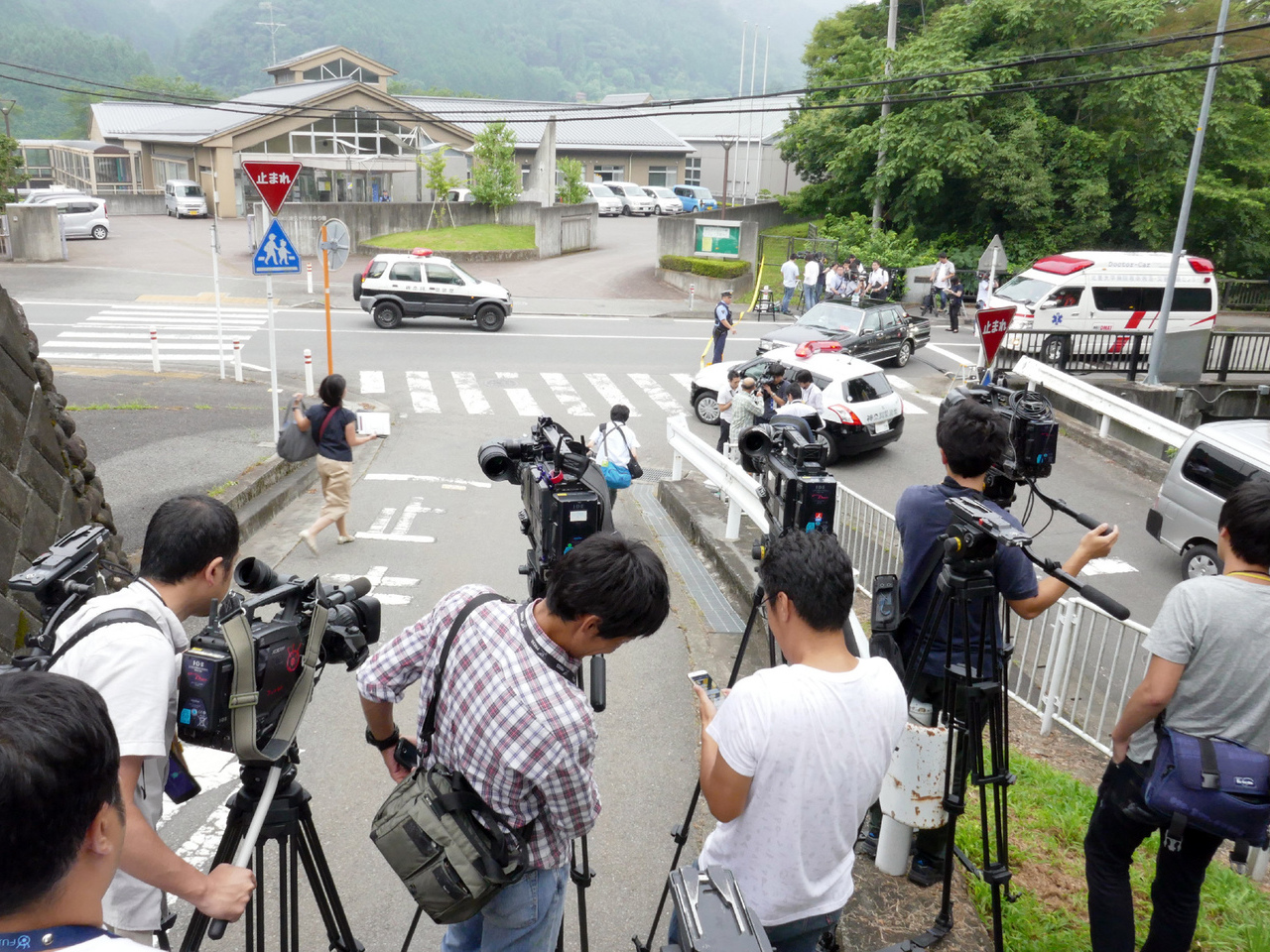 Journalists await near the Tsukui Yamayuri En, a care centre at Sagamihara city, Kanagawa prefecture on July 26, 2016.   ==JAPAN OUT==Some 15 people died and 45 were injured at the care centre for the disabled in Japan early July 26 when a man claiming to be an ex-employee of the facility went on a rampage with a knife.   == JAPAN OUT == / AFP PHOTO / JIJI PRESS / JIJI PRESS