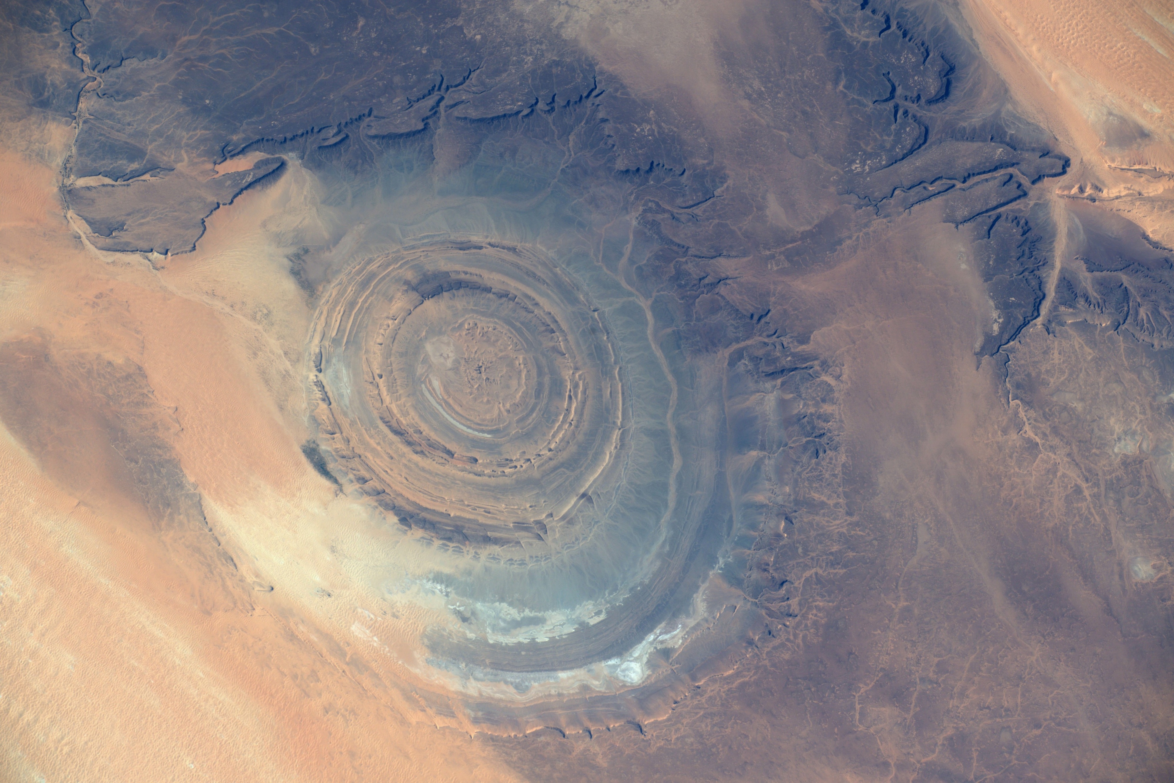Сахара на глазок. Око Сахары Атлантида. Гуэль-Эр-ришат глаз Сахары. Глаз Сахары Атлантида. Richat structure, Mauritania.