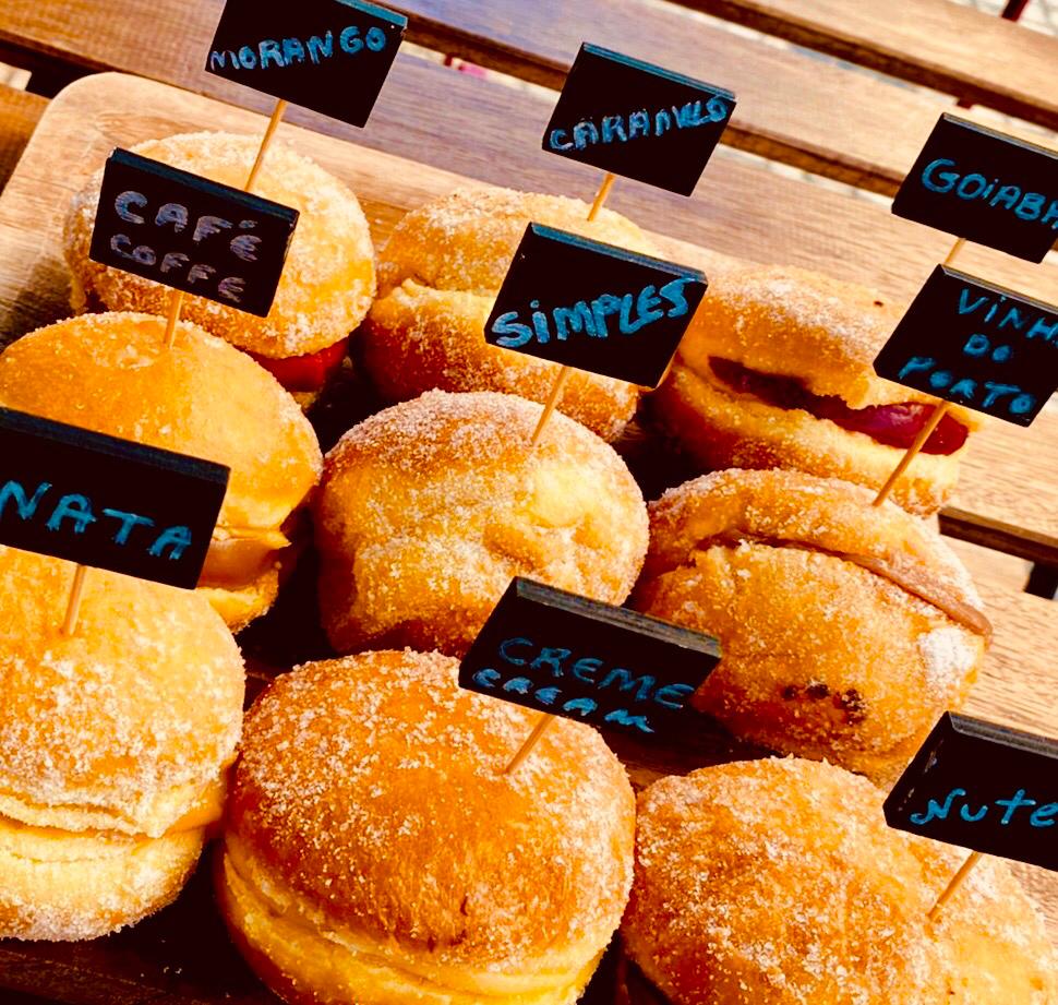 Esqueça o creme de ovos — estas Bolas de Berlim são feitas com caramelo, café e até Vinho do Porto