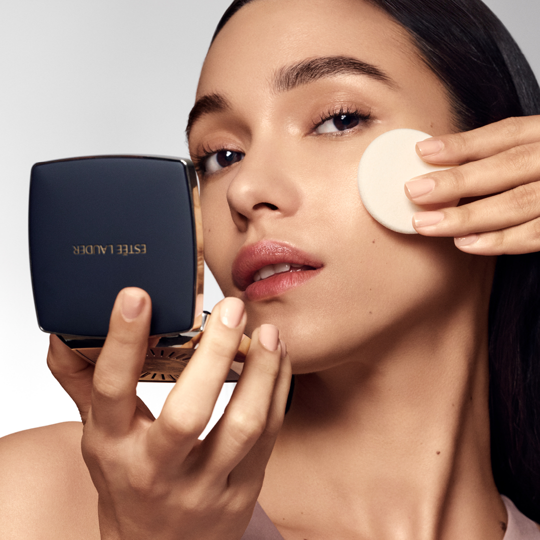 Esta nova base em pó da Estée Lauder promete uma pele perfeita (e sem brilhos) até 12 horas