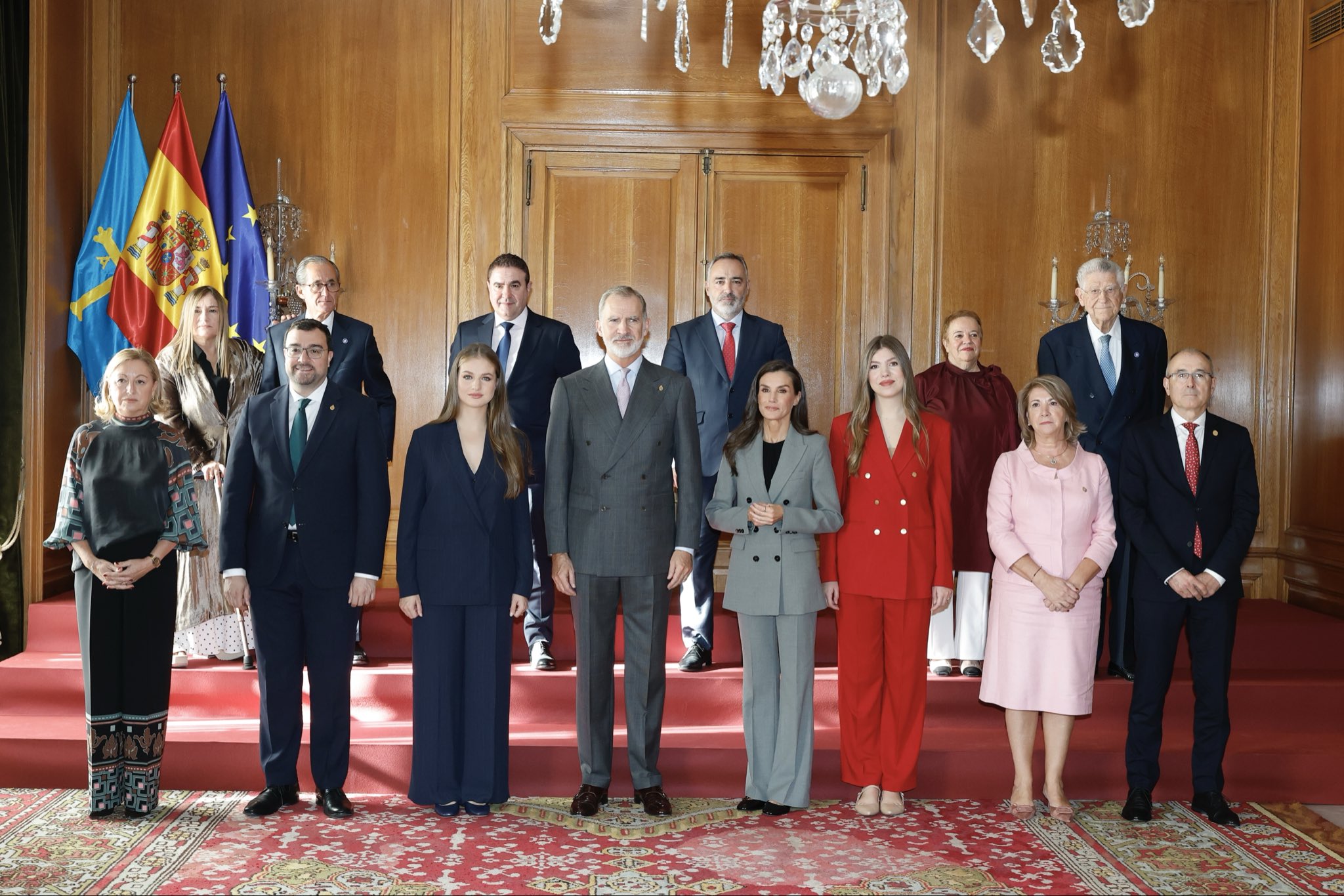 Letizia é fã de fatos e usou um da Mango, que esgotou. Temos uma alternativa idêntica e 30€ mais barata