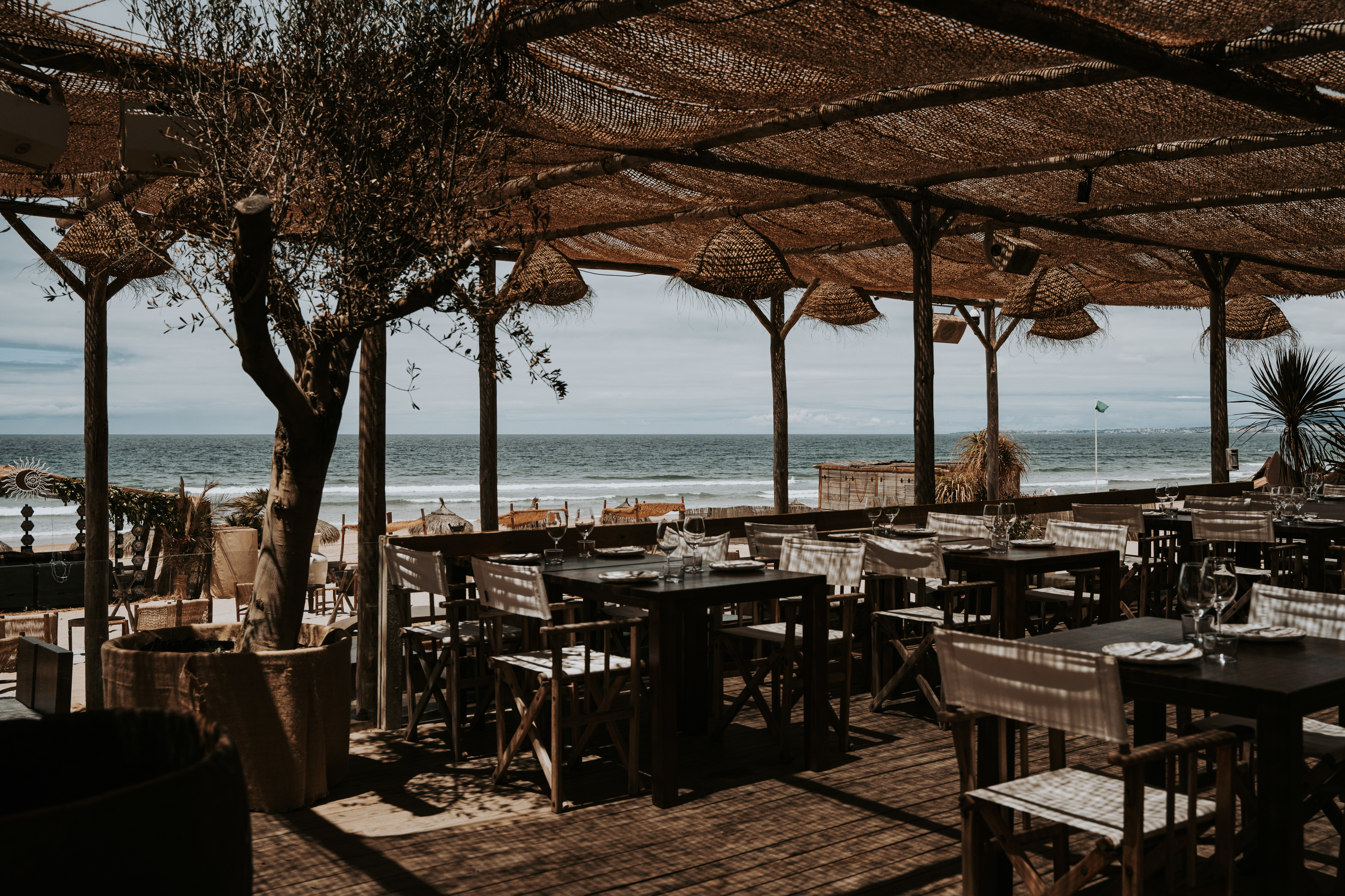 Esqueça os beach clubs com DJs: esta novidade na Caparica tem comida da boa e café de especialidade