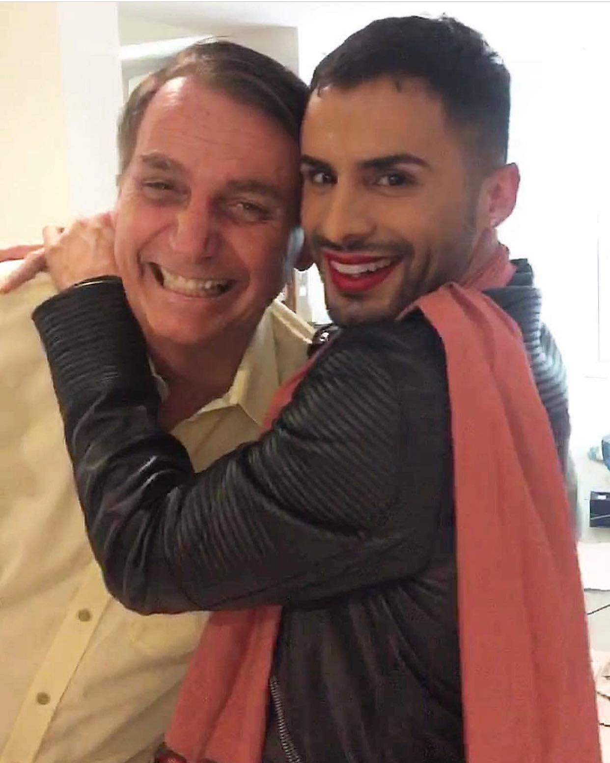 “Cancerígena” ou “esplêndida”? Jair Bolsonaro vai lançar fragrância em parceria com maquilhador brasileiro