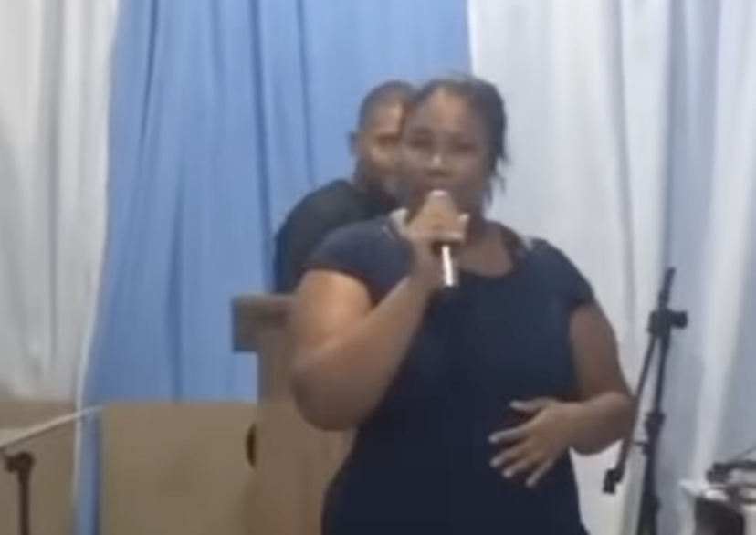 Mulher desmascara o marido pastor e a amante em plena igreja e desata à pancada com os dois. Veja o vídeo