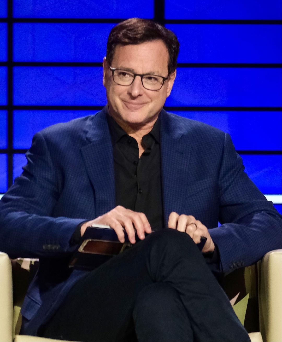 Morreu Bob Saget, protagonista de “Que Família!” e a voz de “Foi Assim que Aconteceu”