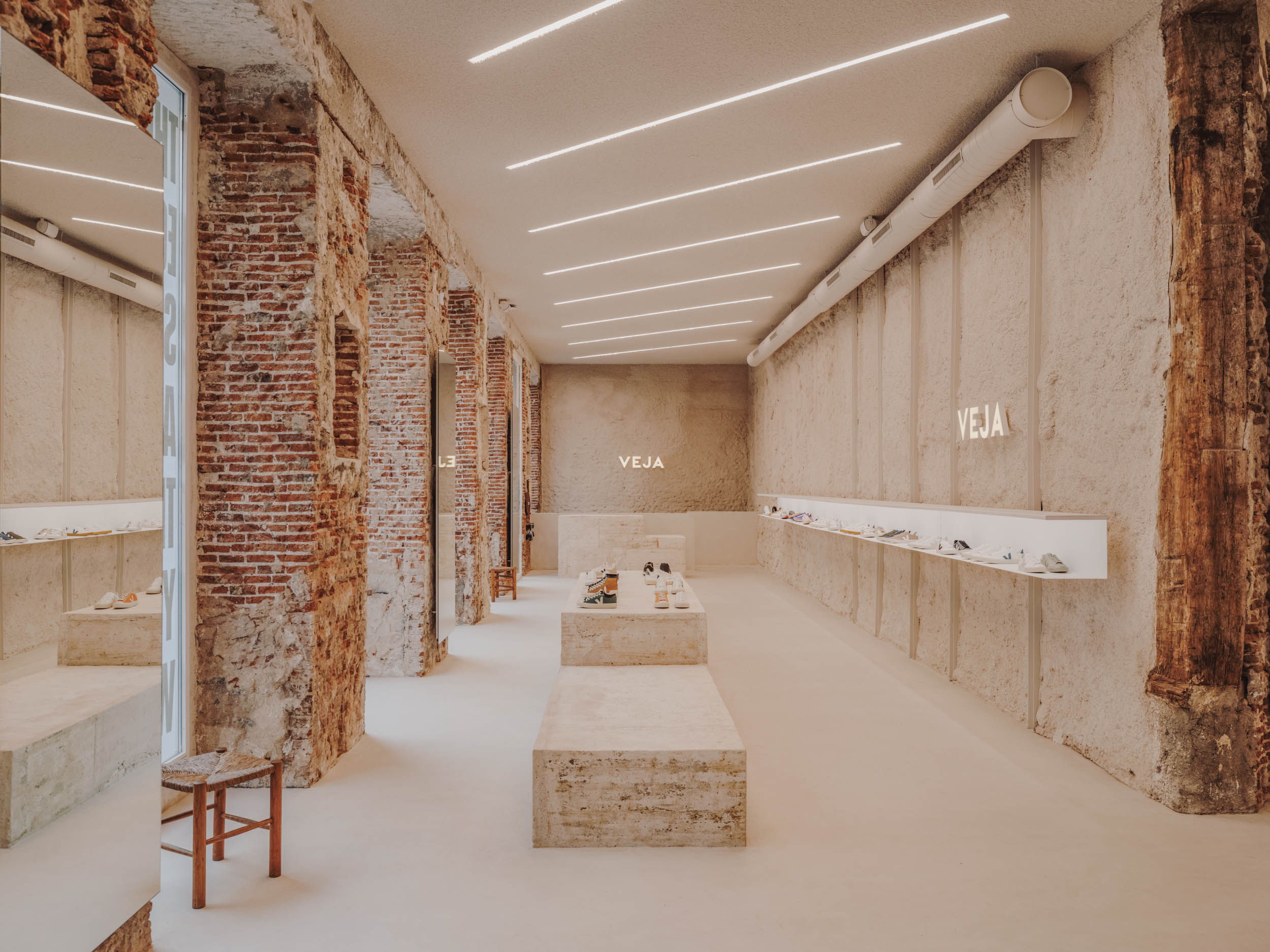 A nova loja da VEJA em Madrid é um hino à arte, estilo e sustentabilidade. Espreite as fotos