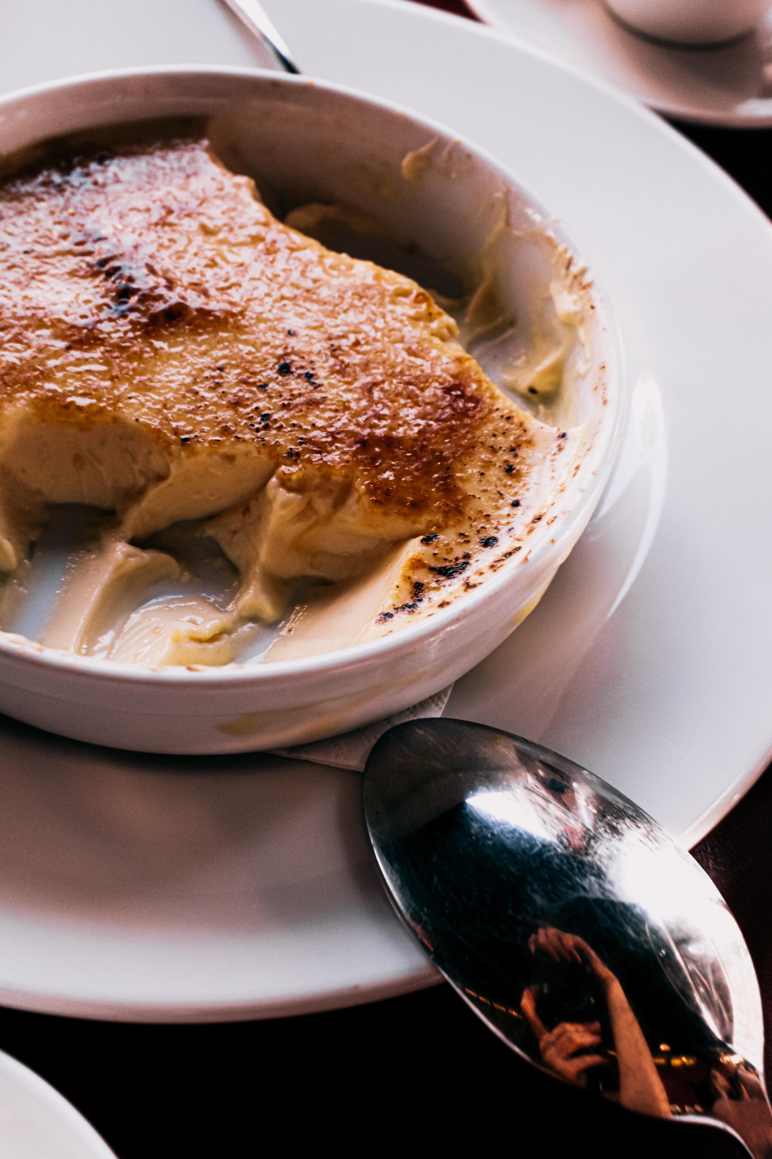 Quer um leite creme queimado saudável, sem lactose, farinha ou ovo? Veja a receita de Catarina Gouveia