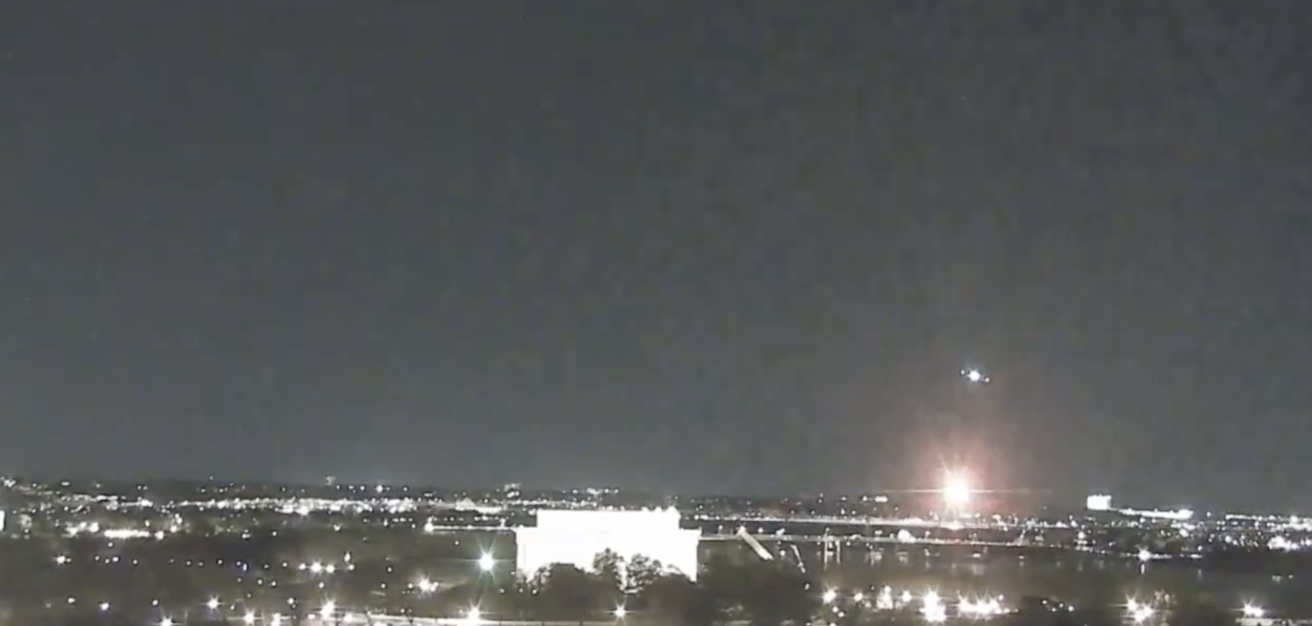 Avião choca contra helicóptero em Washington e cai em rio. Desastre fez 19 mortos até agora