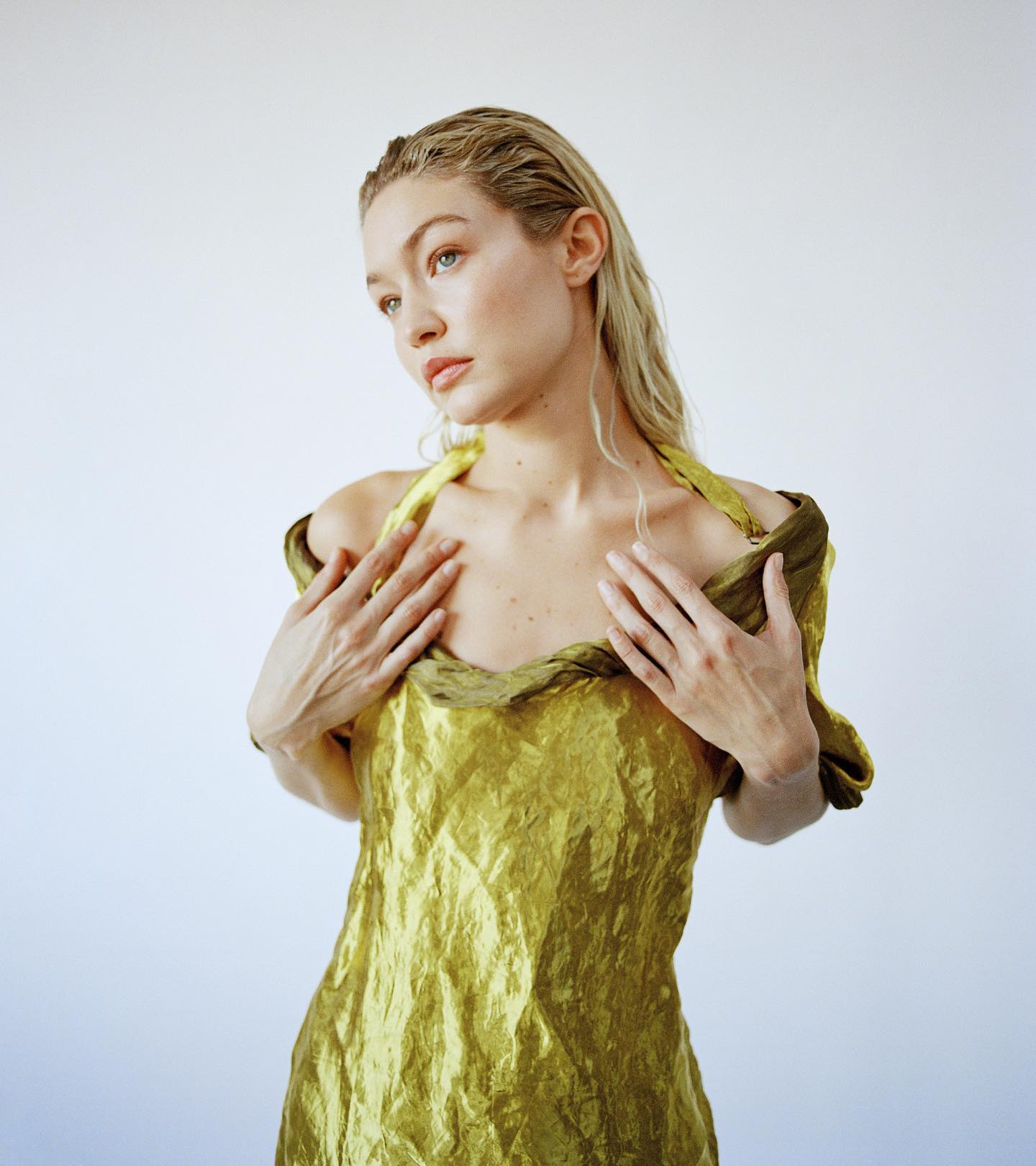 Gigi Hadid muda radicalmente de visual e surge com o cabelo mais escuro de sempre. Veja as fotos da modelo