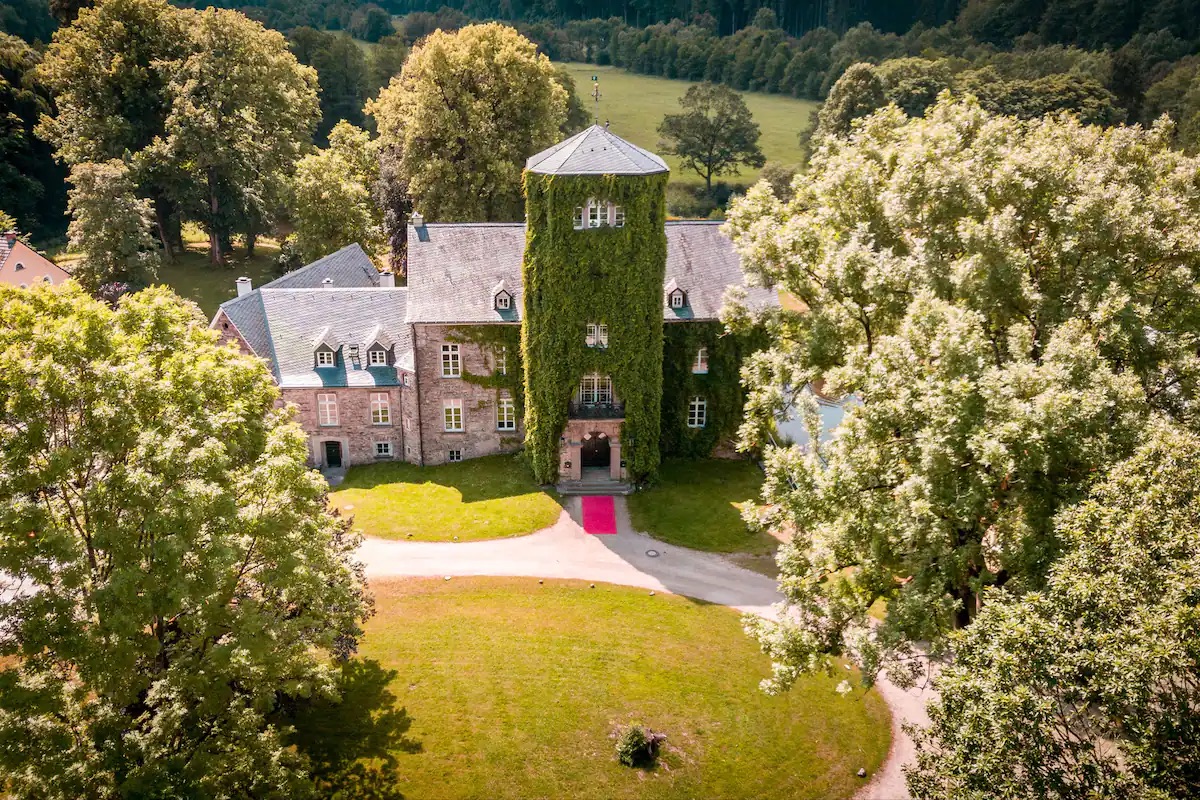 Quer passar uma noite no mundo de “Bridgerton”? Basta marcar uma estadia nestes alojamentos