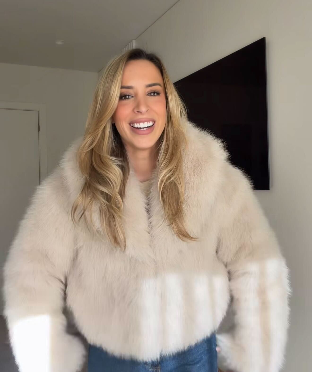 Helena Coelho encontrou mais um casaco de pelo perfeito para o inverno. Saiba de onde é o modelo da influenciadora