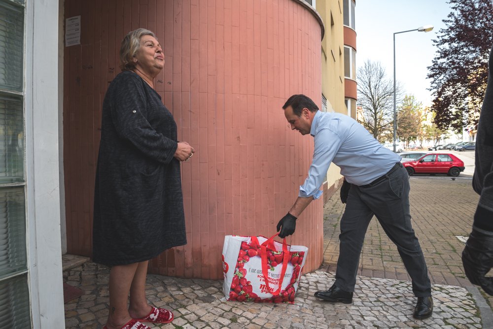 COVID-19. Lisboa já tem uma rede que distribui comida e medicamentos aos idosos