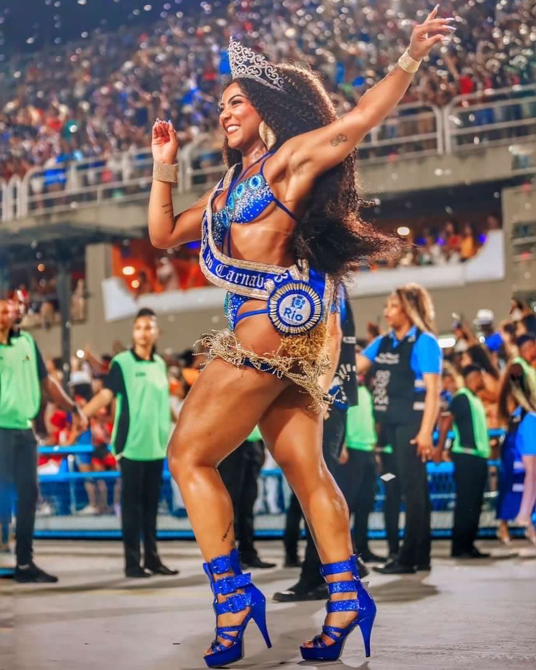 “Mulher, preta, favelada e LGBTQIA+ com o maior orgulho”. Eis a nova rainha do Carnaval do Rio