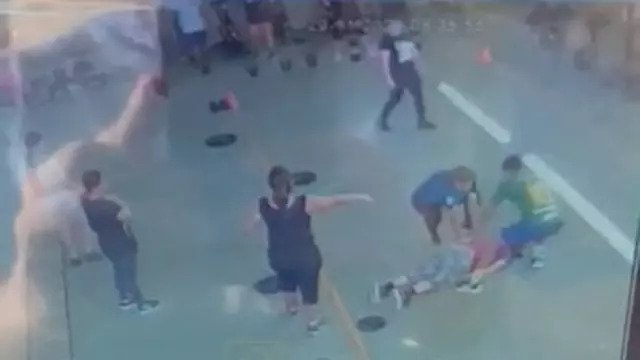 Vídeo. Mulher tem morte fulminante no ginásio segundos depois de fazer um exercício numa aula