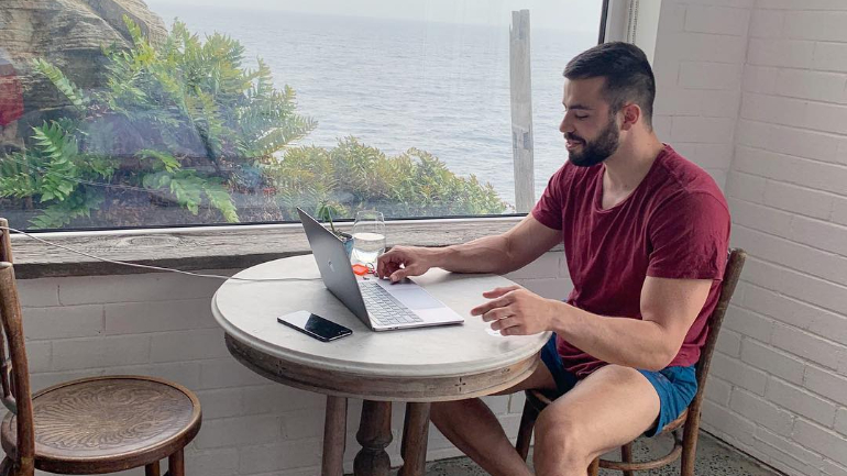 Jovem milionário procura assistente para o “trabalho mais cool do mundo”