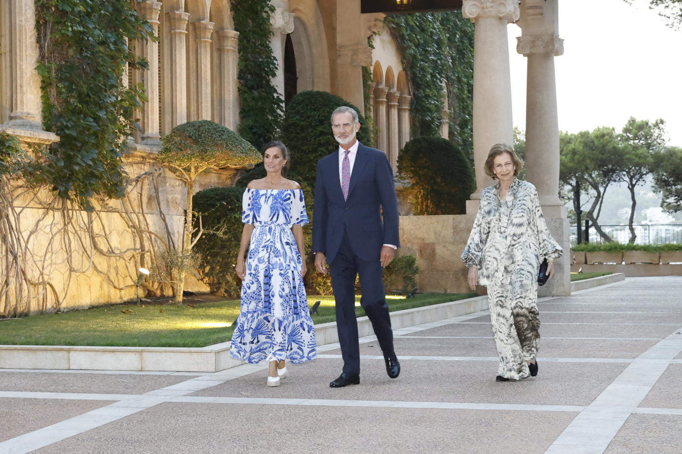 Letizia deslumbra em Maiorca com um vestido que grita verão – e que está a metade do preço. Saiba tudo