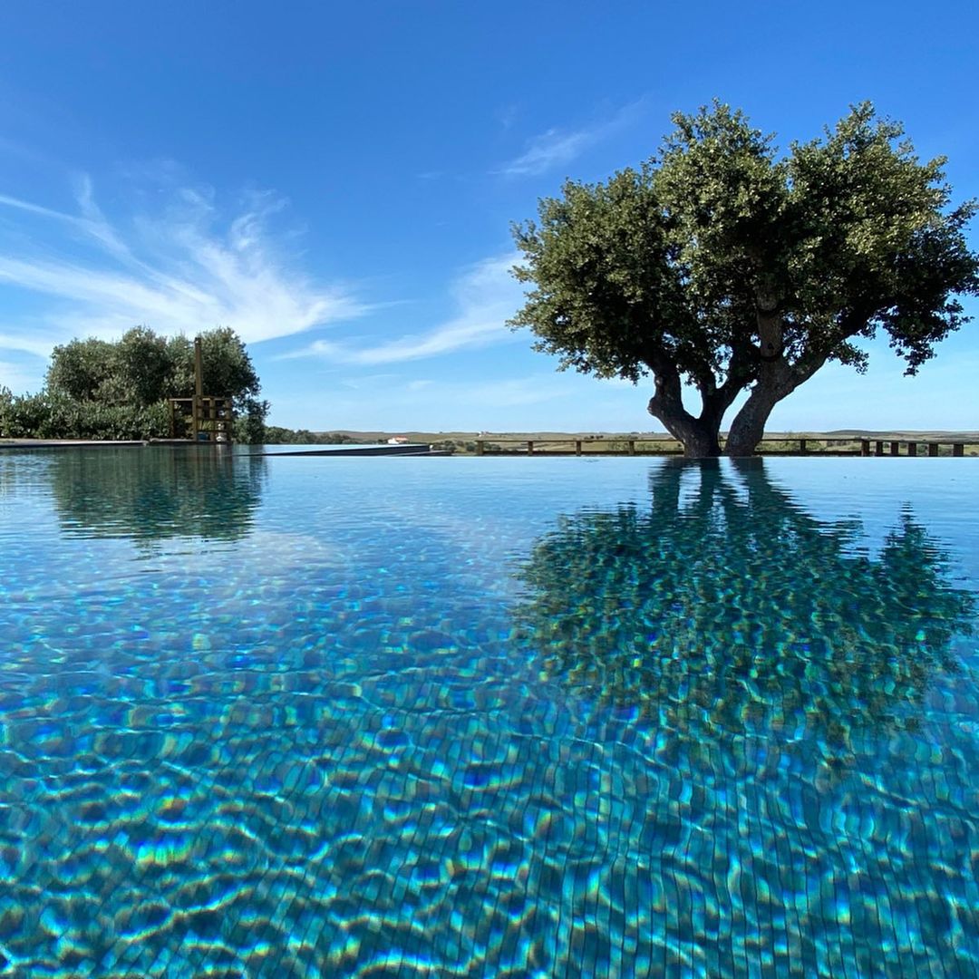 25 piscinas de hotéis para mergulhar de cabeça numas férias inesquecíveis